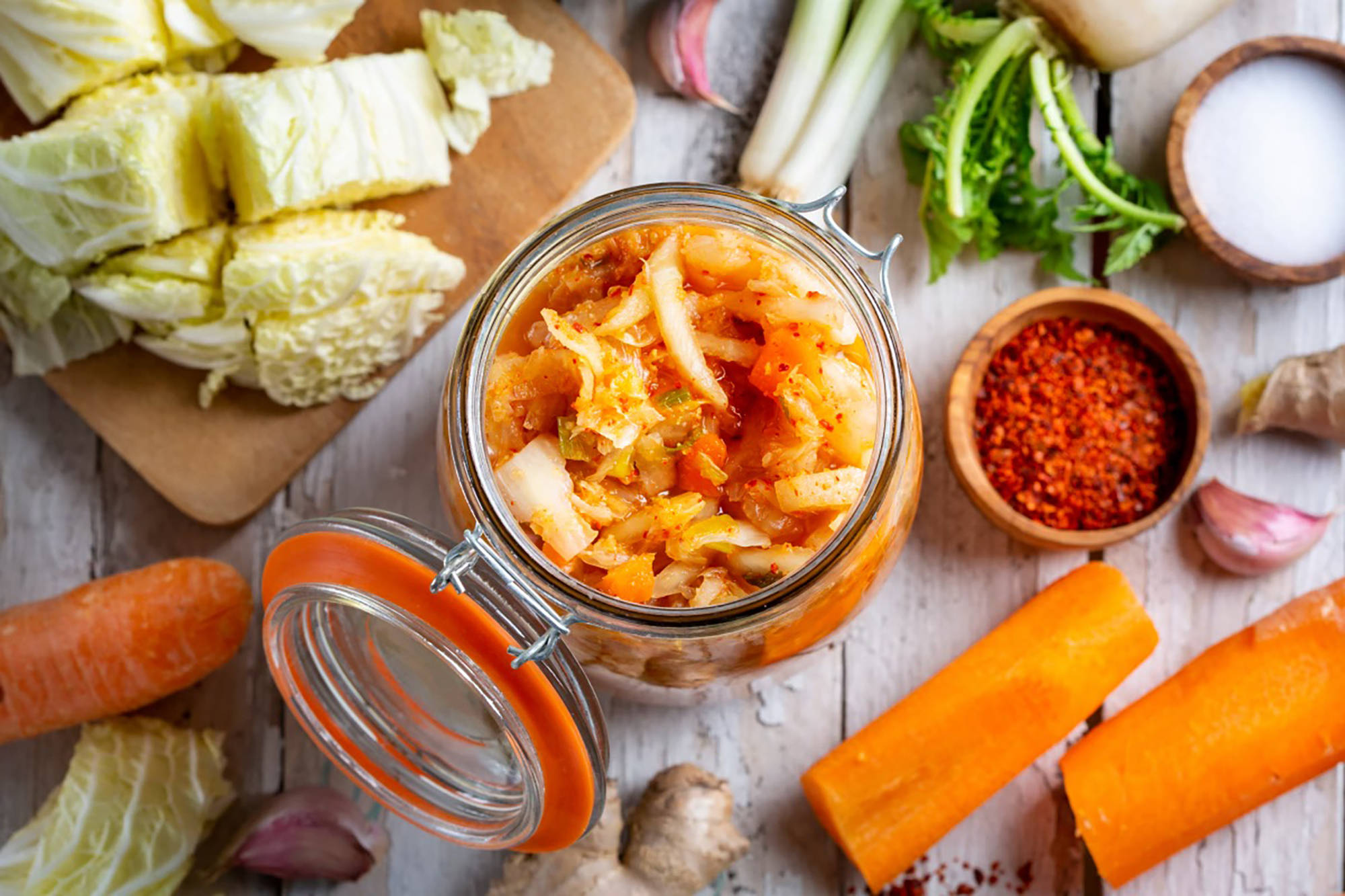 Koreanisches Sauerkraut Kimchi im Glas. 