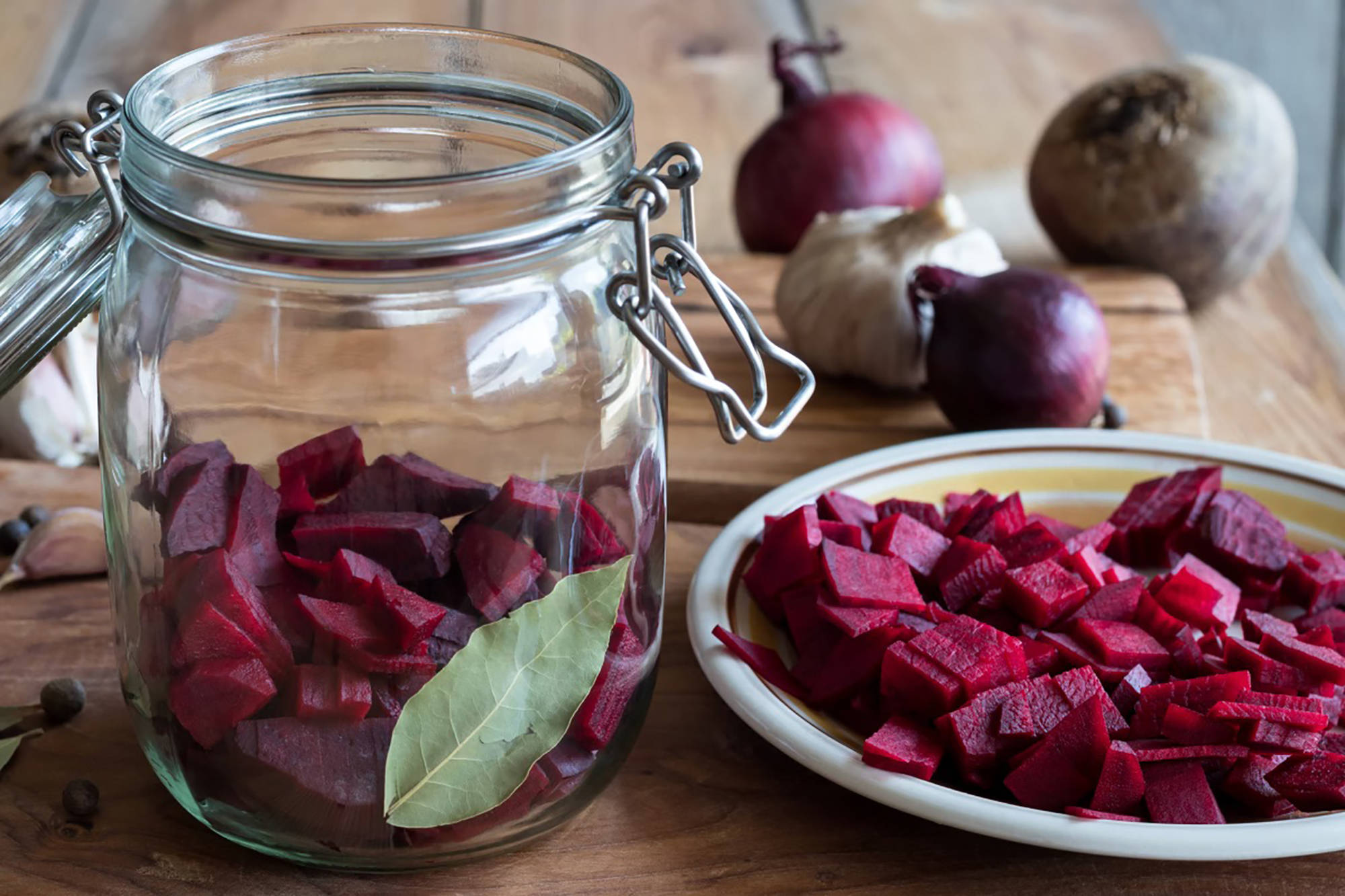 Rote Bete in Würfeln im Glas.