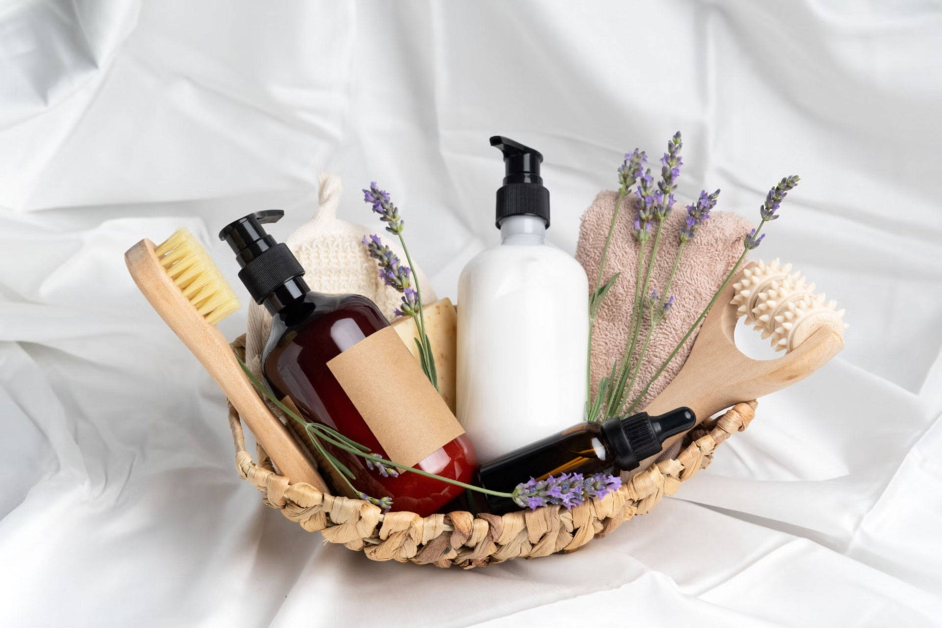 Ein Wellness-Geschenkkorb mit Beauty-Produkten.