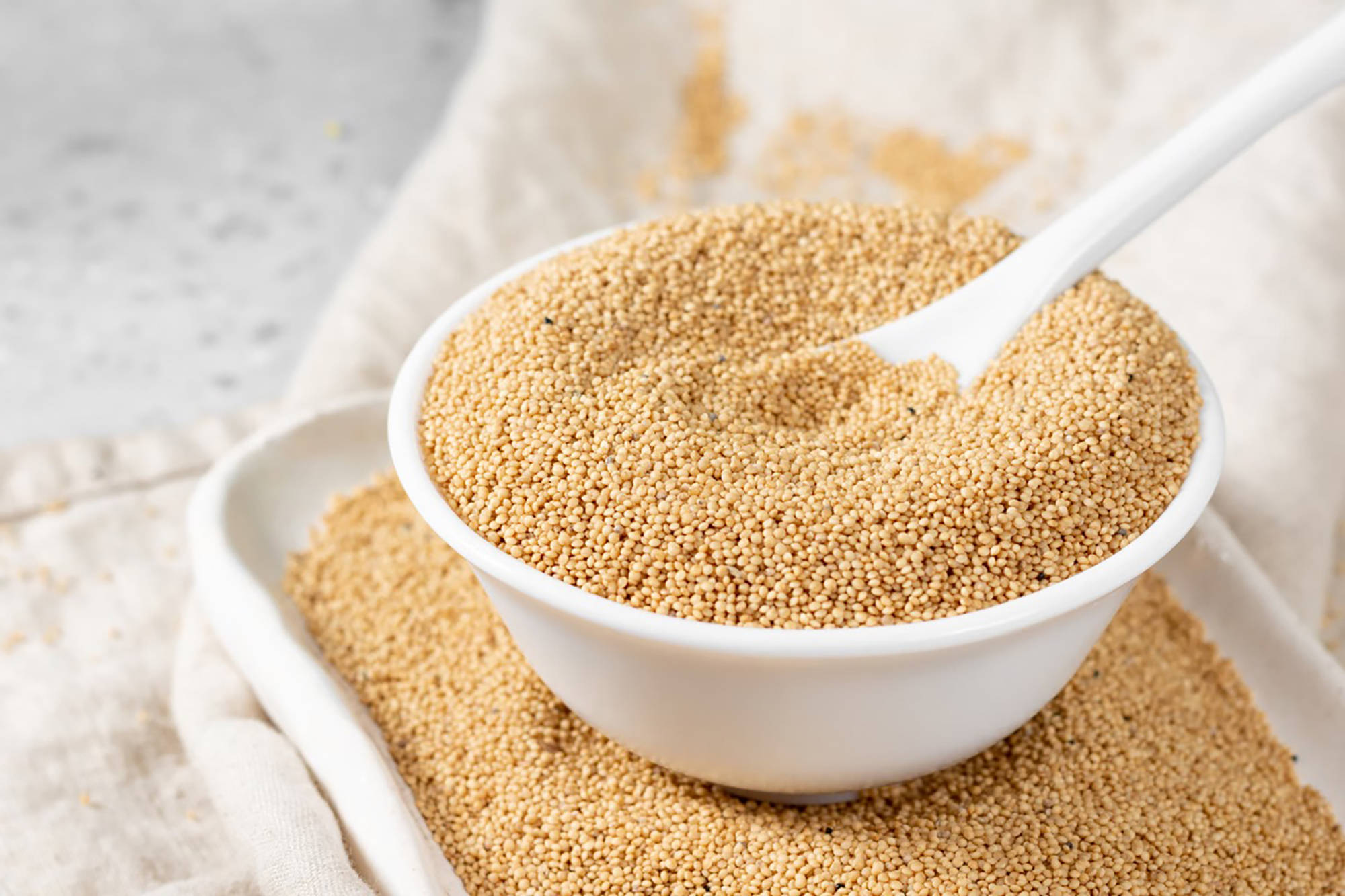 Eine Schale mit Amarant Samen.