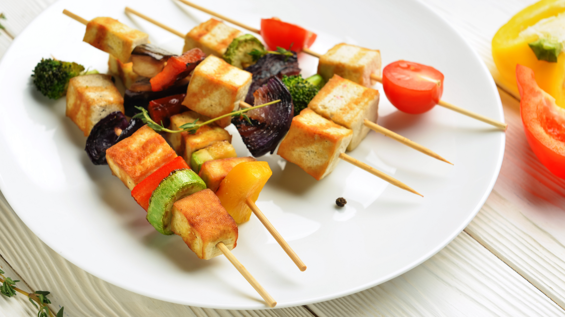 Grillspieße mit Tofu und Gemüse auf einem Teller.
