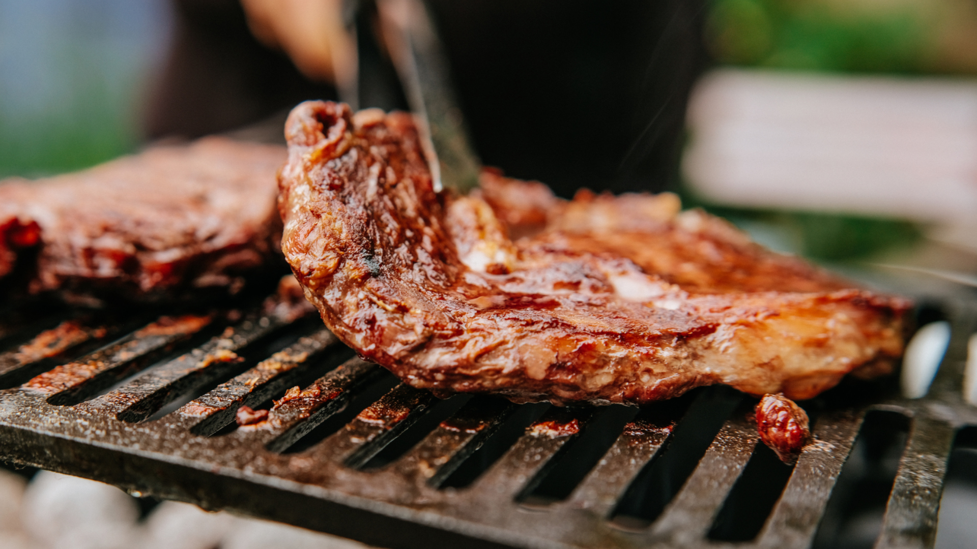 Gegrilltes Steak auf einem Grillrost, Nahaufnahme.
