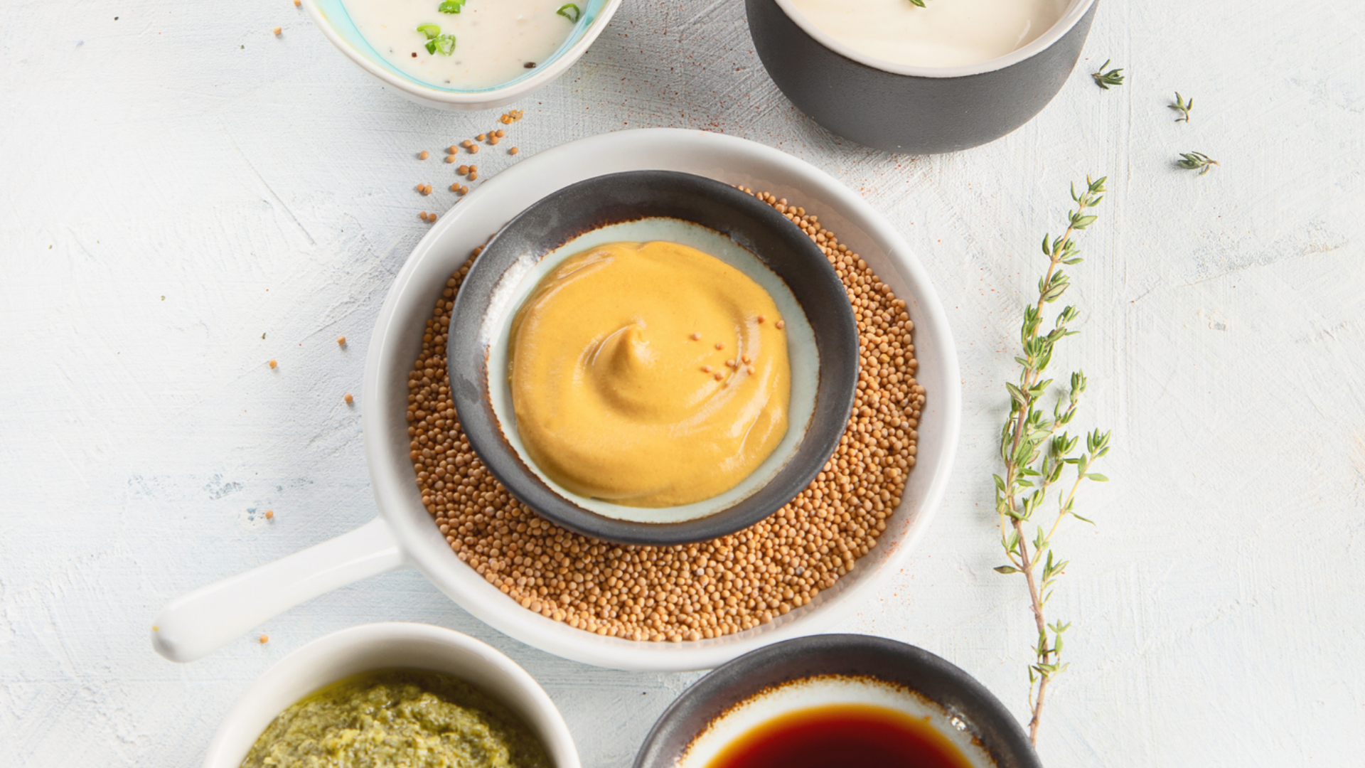 Verschiedene Dips und Saucen in kleinen Schalen.