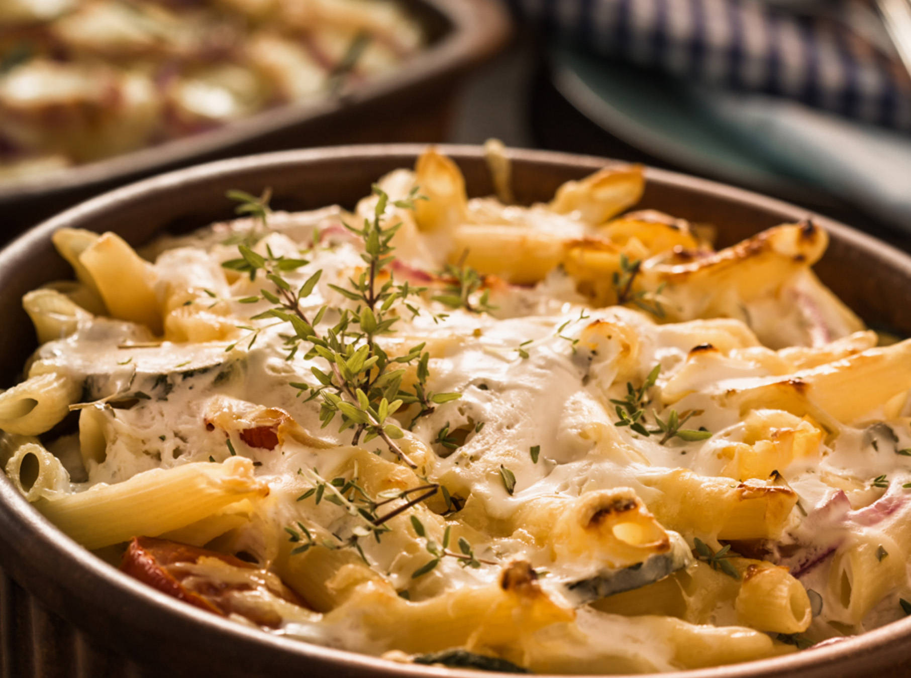 Ein frisch mit Käse überbackener Pasta-Auflauf.