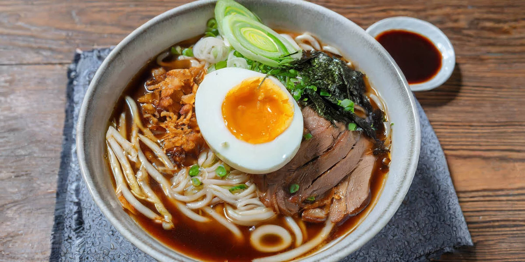 Eine Schale Ramen mit Ei, Fleisch und Gemüse.