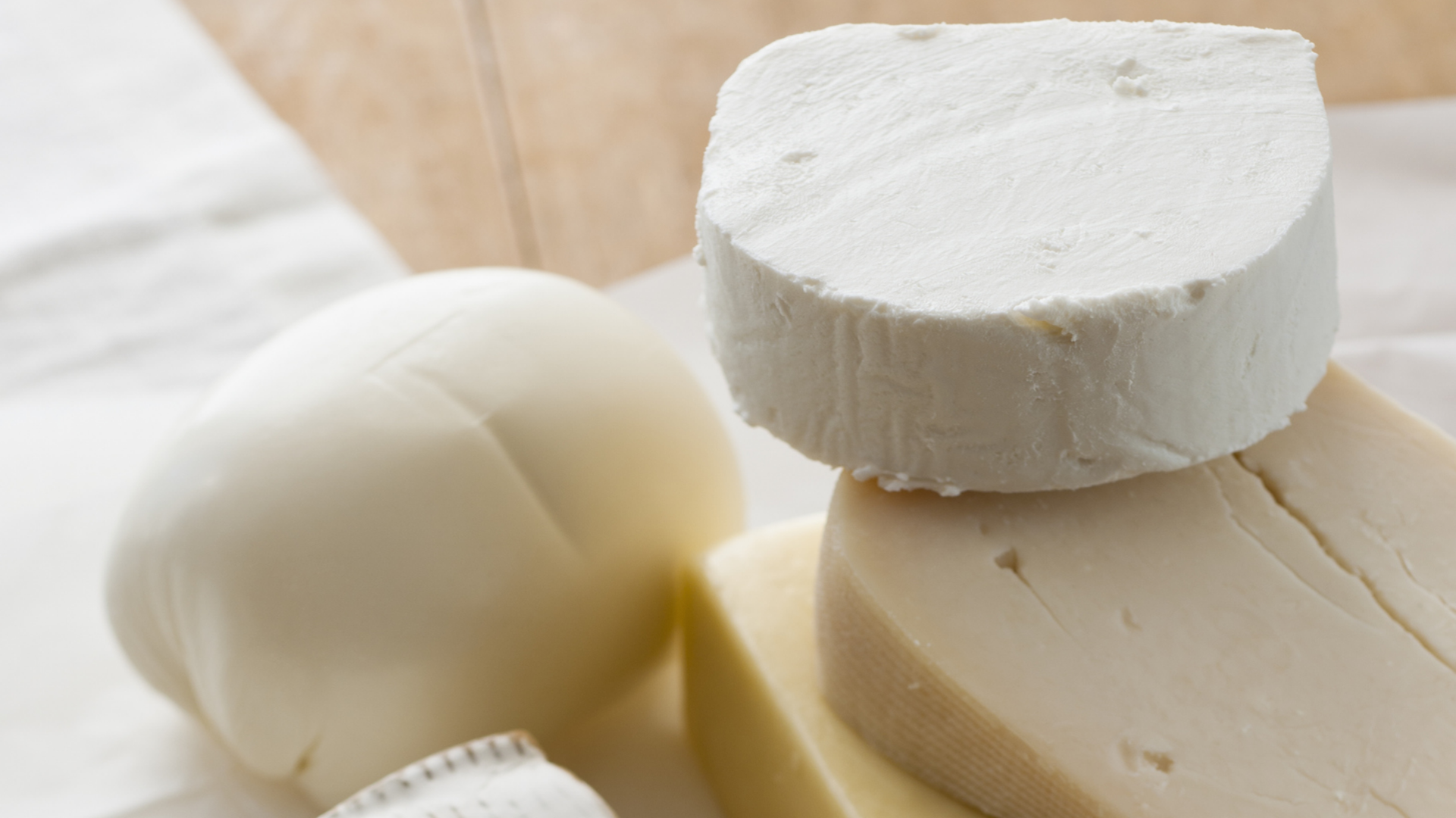 Verschiedene Käsesorten, darunter Mozzarella und Weichkäse.