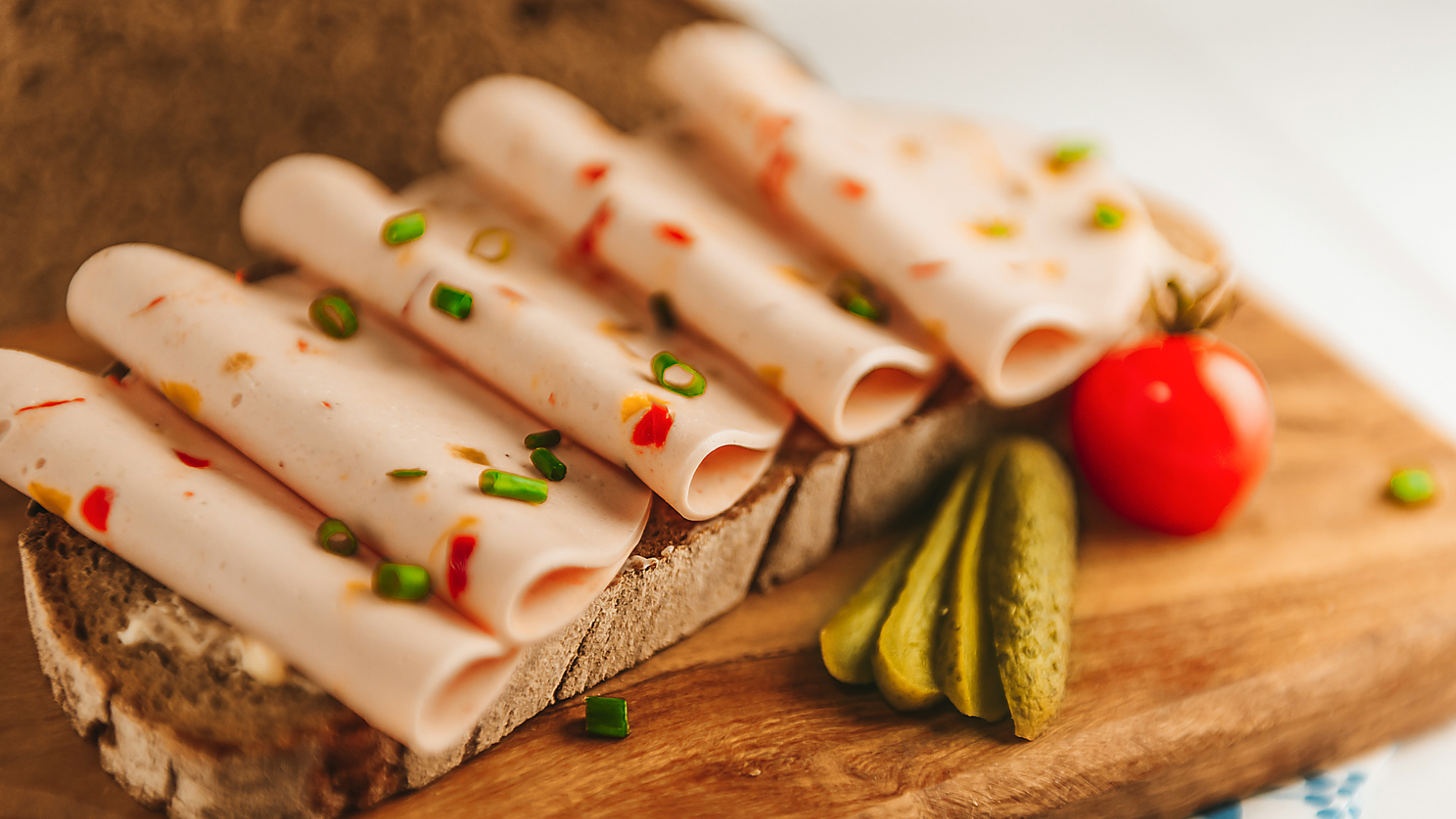 Schüssel mit pinkem Rote Bete Aufstrich, Kräutern und Öl.