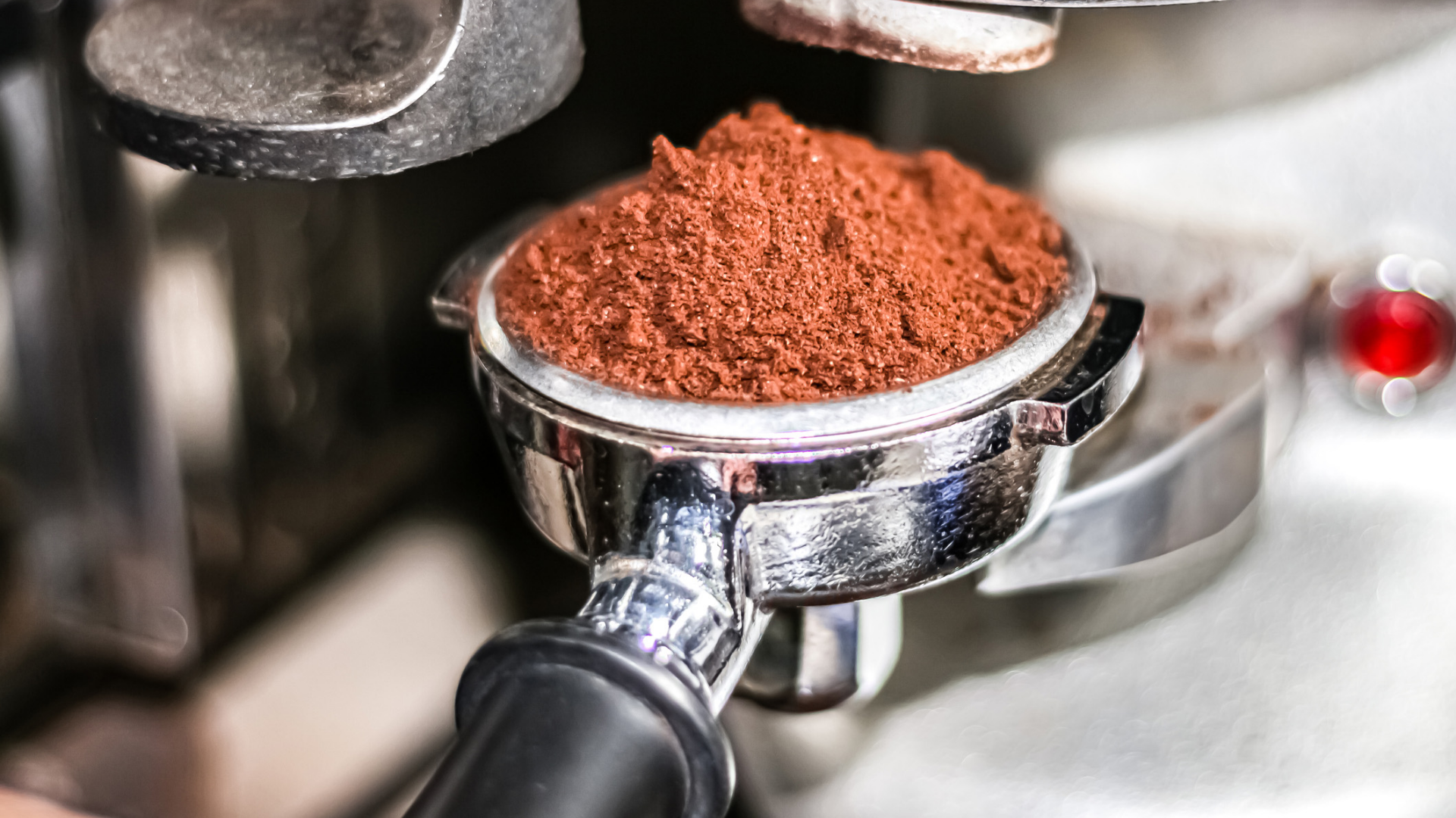 Kaffee gemahlen in Siebträger einer Espressomaschine.