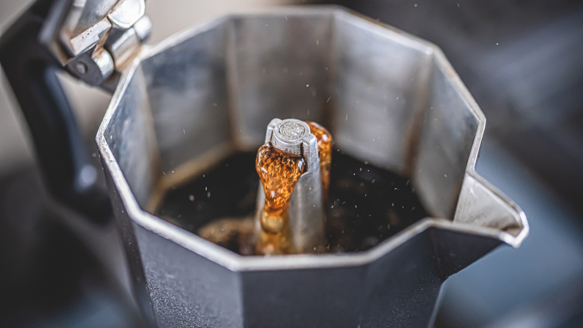 Kaffee wird in einer Espressokanne zubereitet.