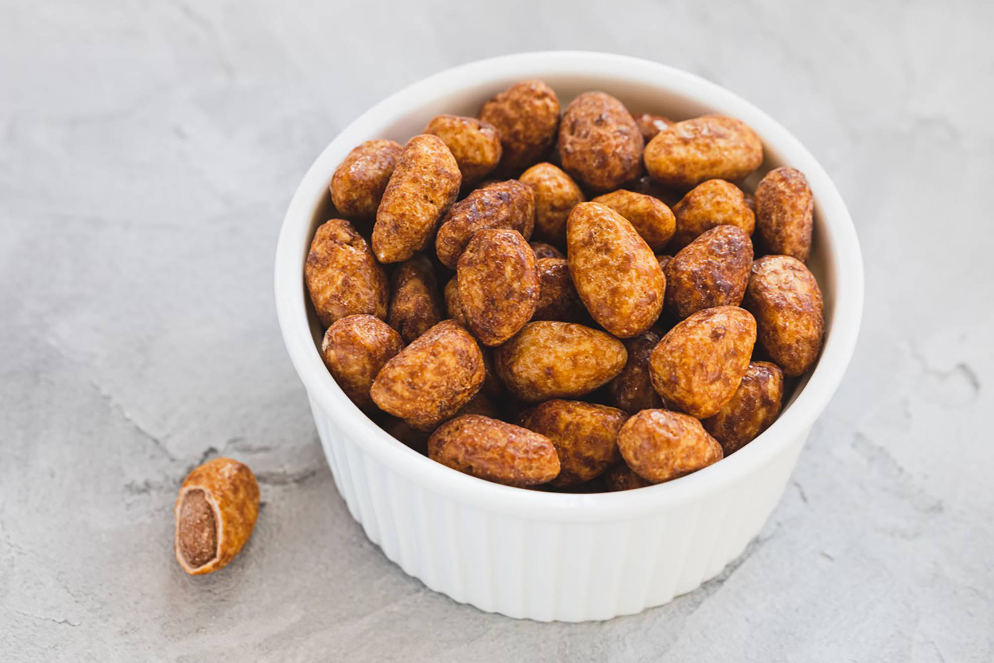 Gebrannte Mandeln in einer weißen Schale, knusprig karamellisiert.