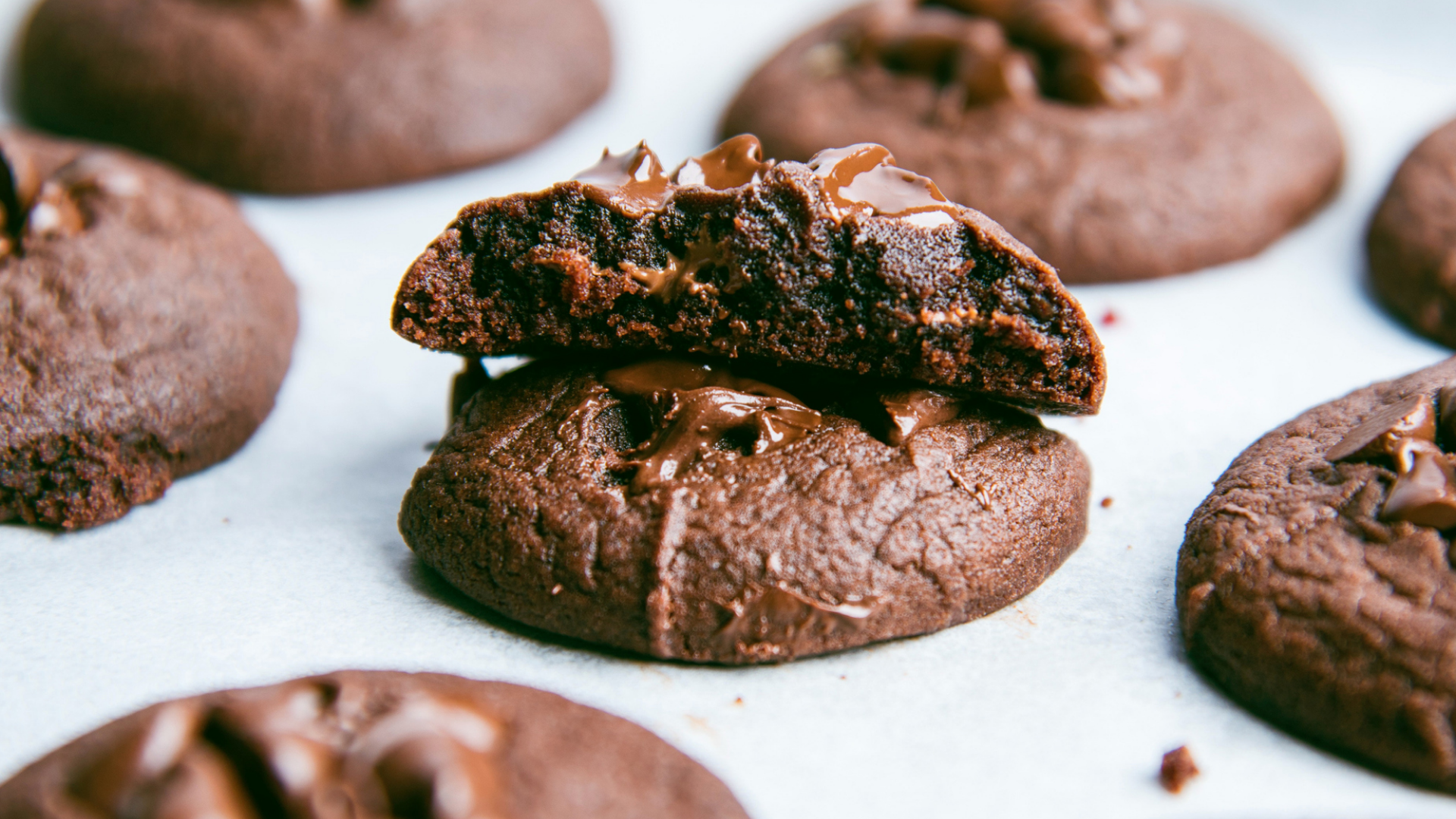 Schokoladenkekse mit Schokoladenstückchen, einer halbiert auf anderem liegend.