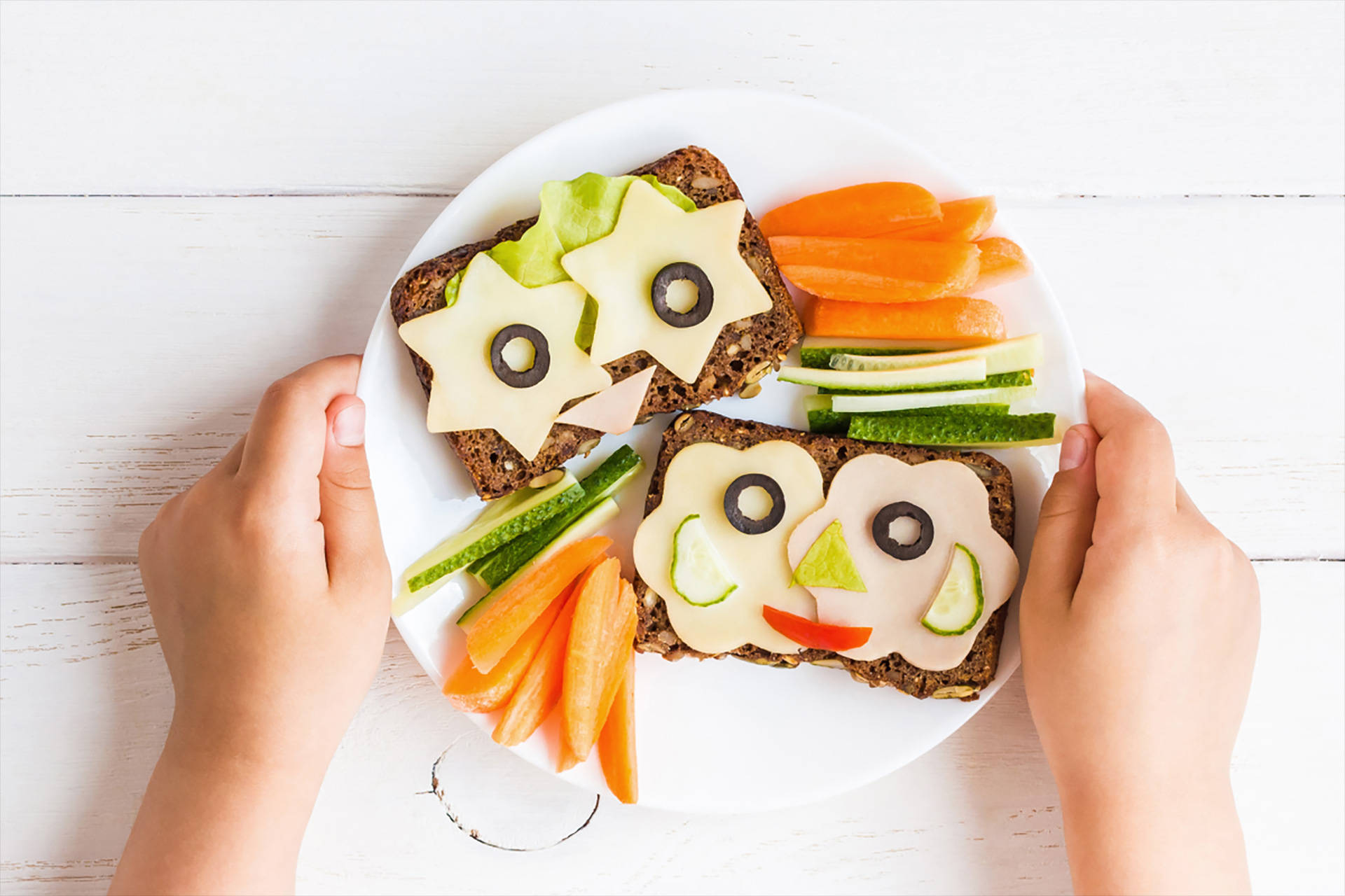 Ein Kind wäscht frische Tomaten in der Spüle ab.