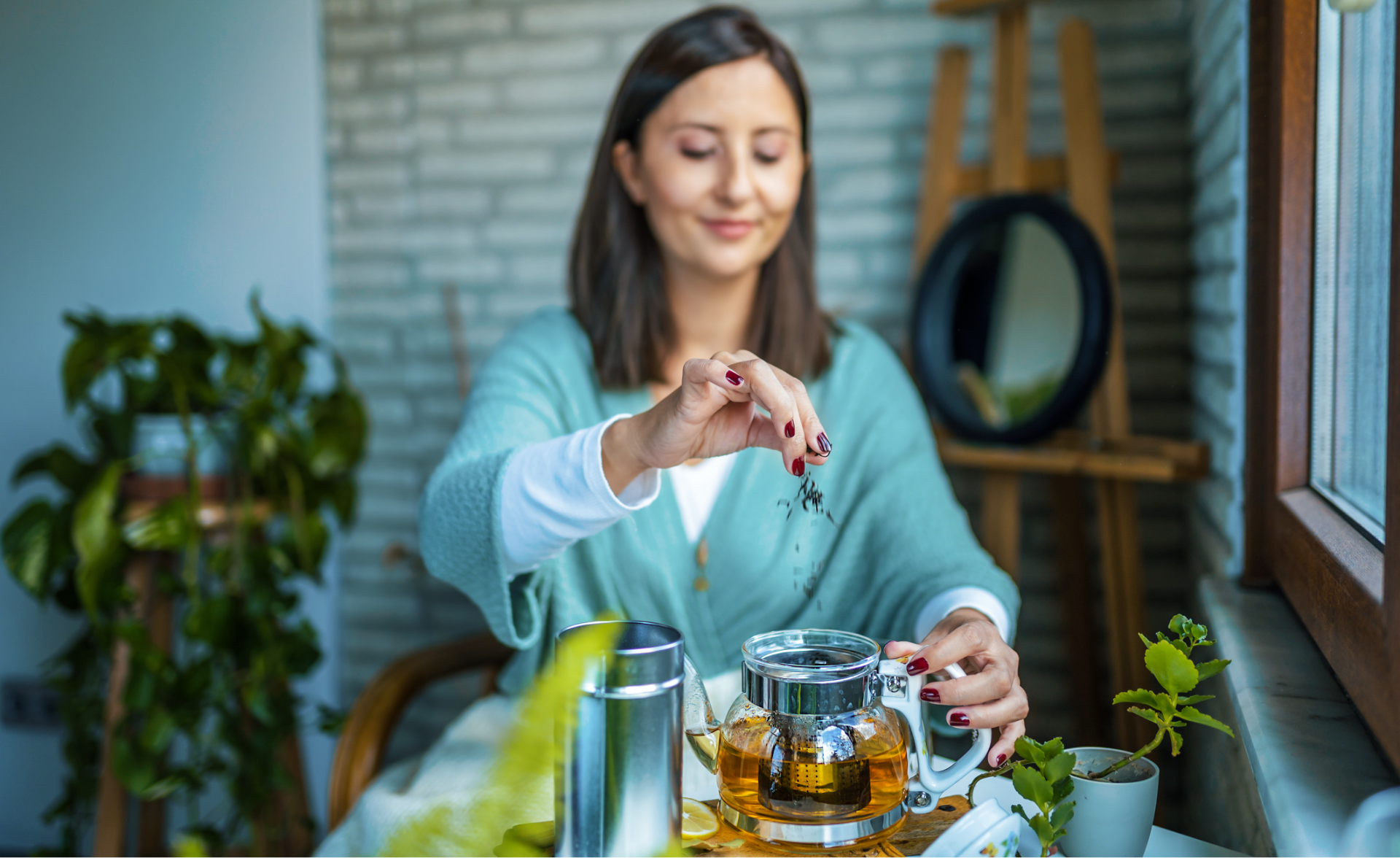 Getrocknete Kräuter werden in eine Teekanne gegeben