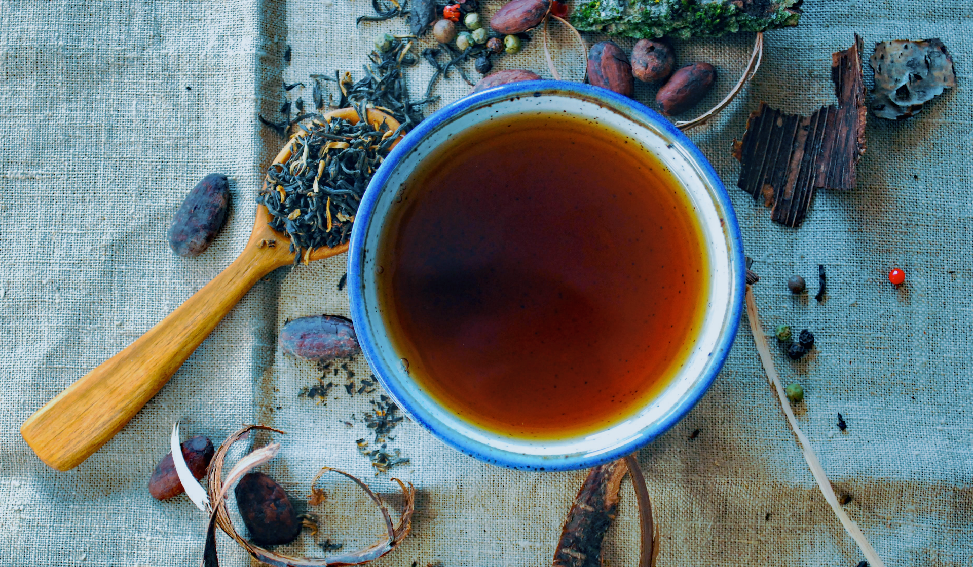 Eine Tasse voller dunklem Kräutertee