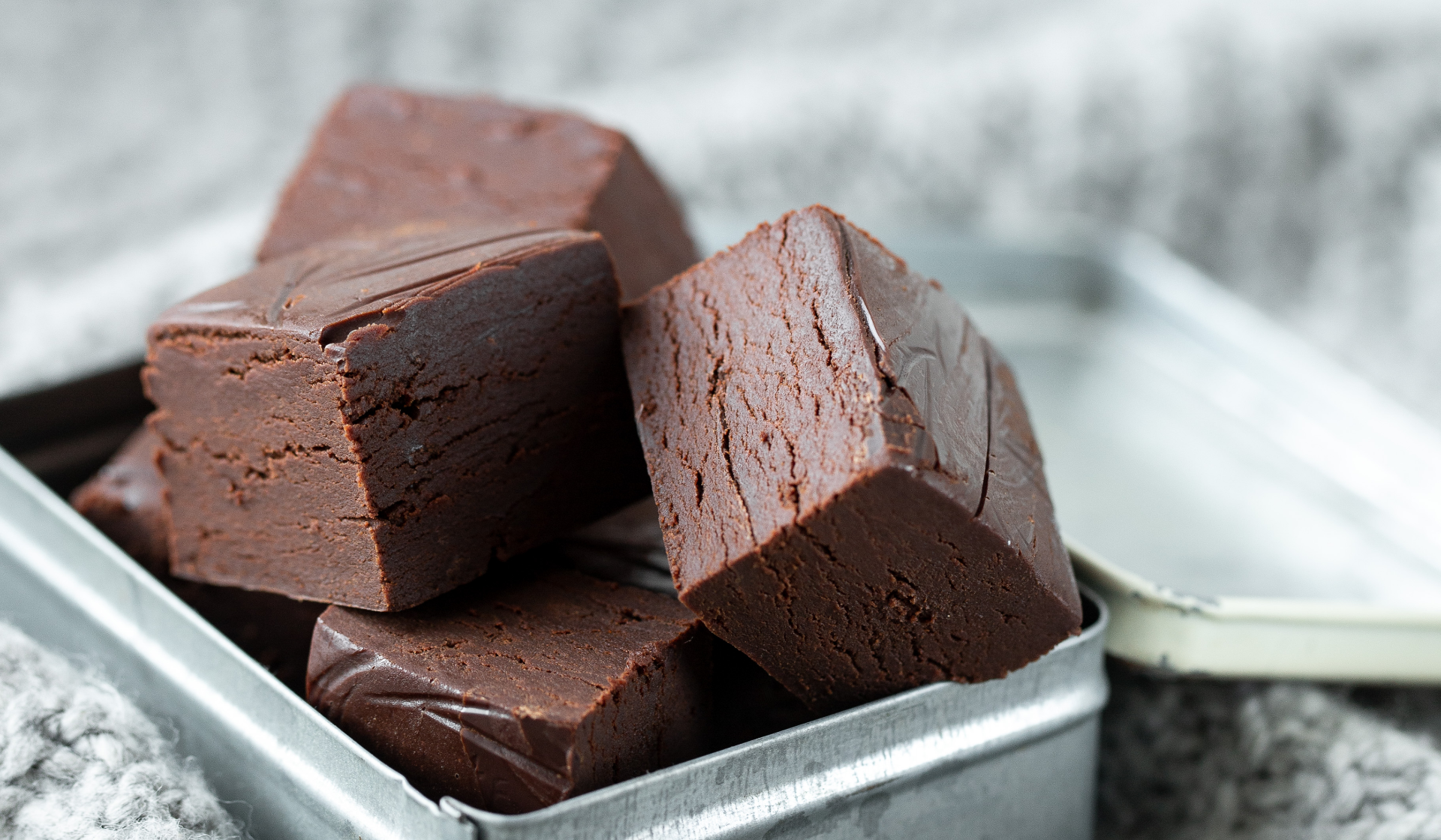 Stücke Schokoladenfondant in einer Metallbox.