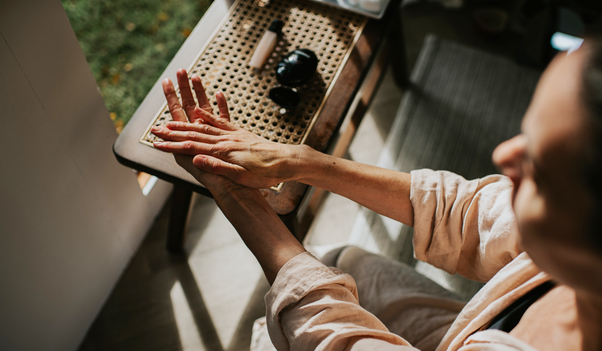 Person cremt sich die Hände ein.