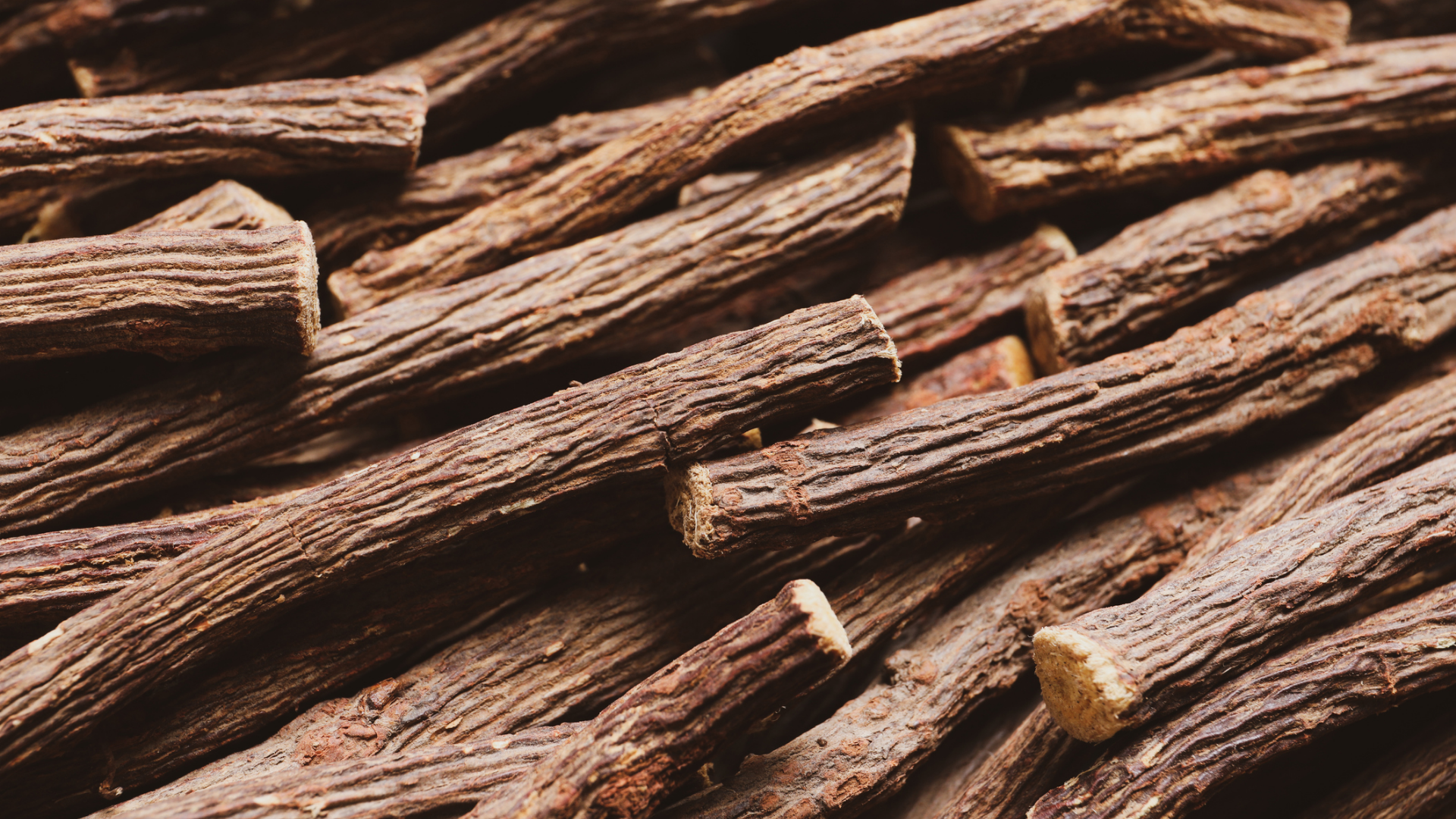 Nahaufnahme von Lakritzstangen, dunkelbraun und texturiert.