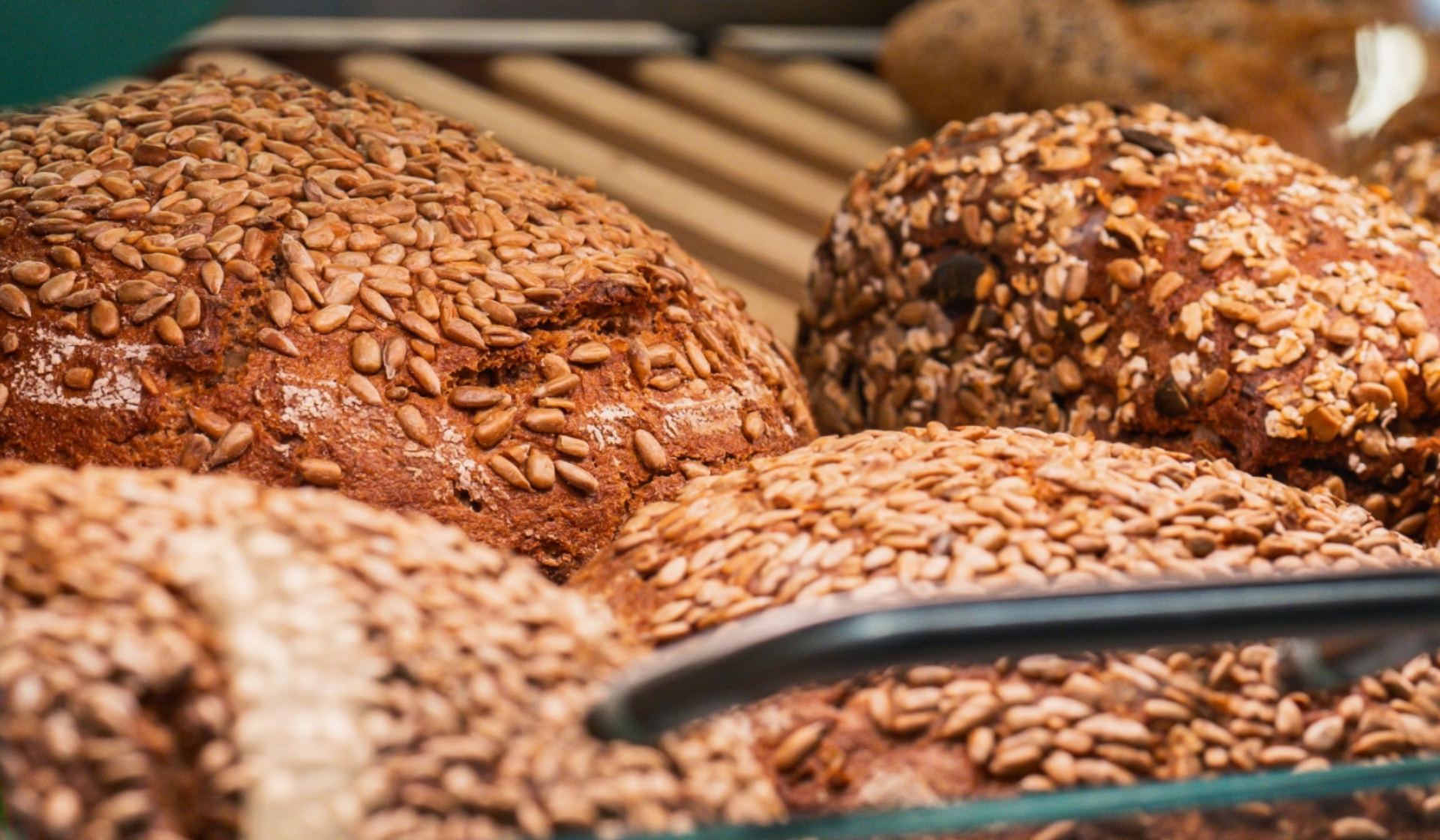 Dunkle Brote mit Sonnenblumenkernen und anderen Samen.