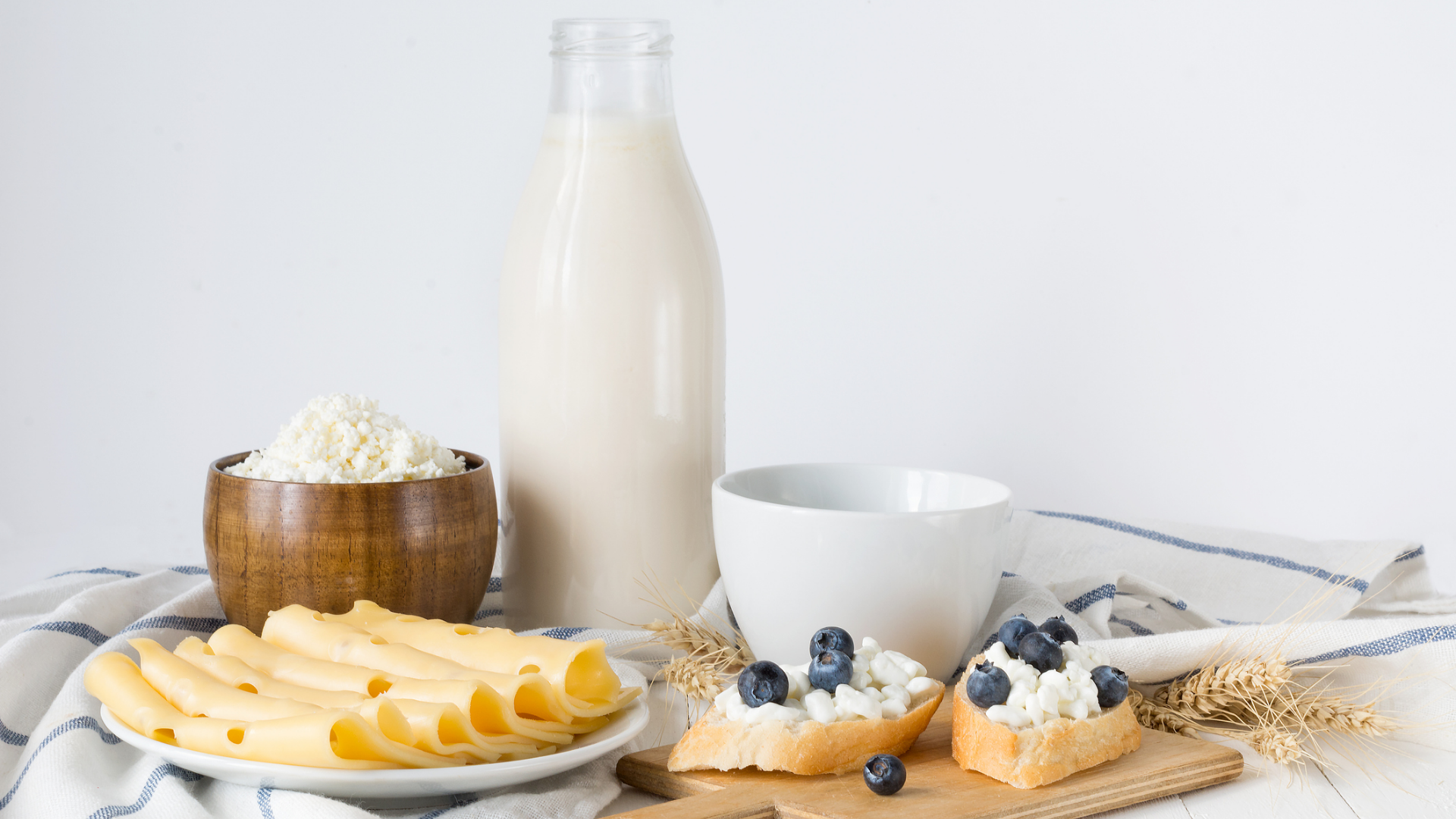 Milch, Käse, Quark und Brot mit Blaubeeren.