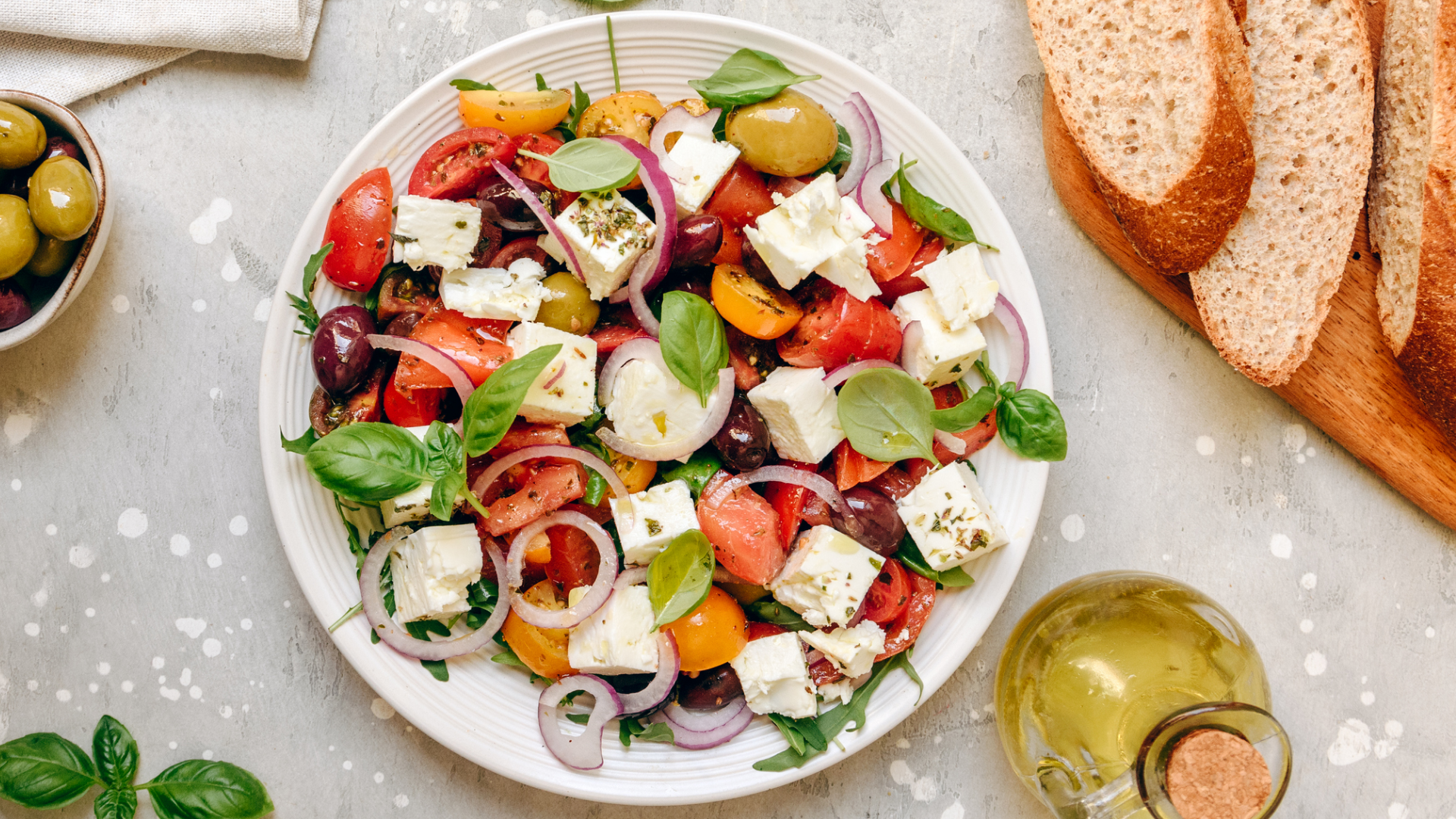 Feta-Salat mit Tomaten, Oliven, Zwiebeln und Brot.