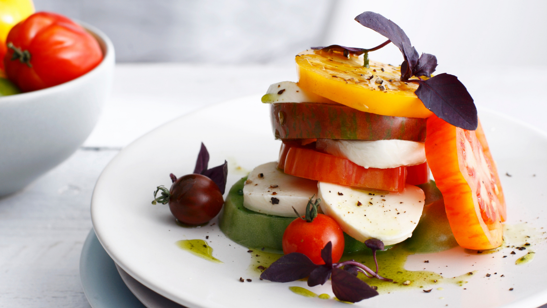 Caprese Salat mit bunten Tomaten und Mozzarella.