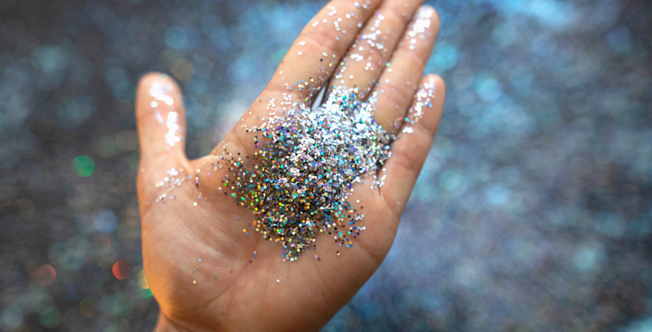 Eine Hand mit Kunststoff-Glitzer.