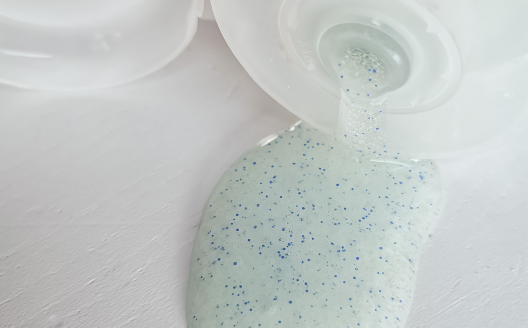 Peeling-Duschgel mit Mikroplastik.