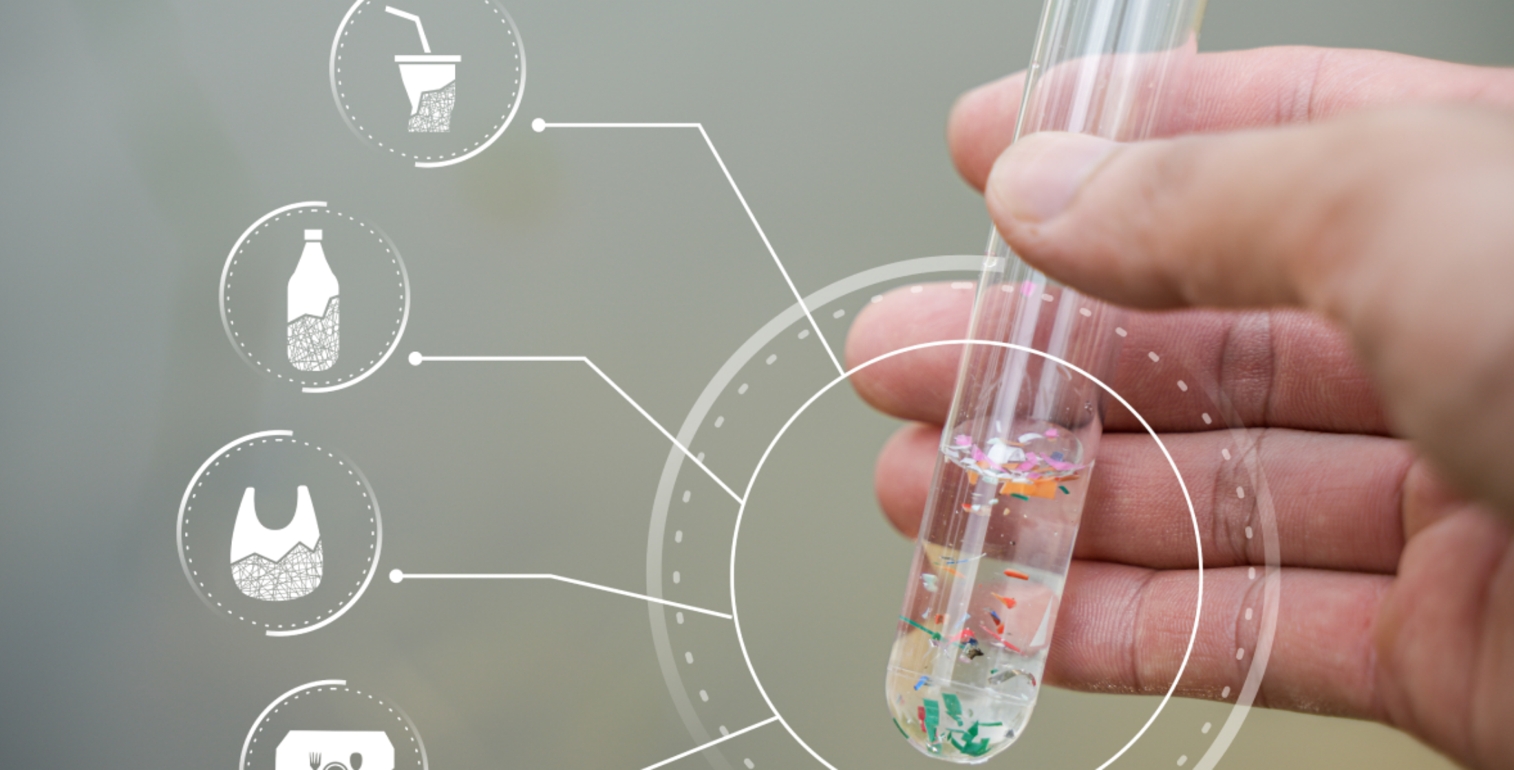 Reagenzglas mit Bestandteilen von Mikroplastik.