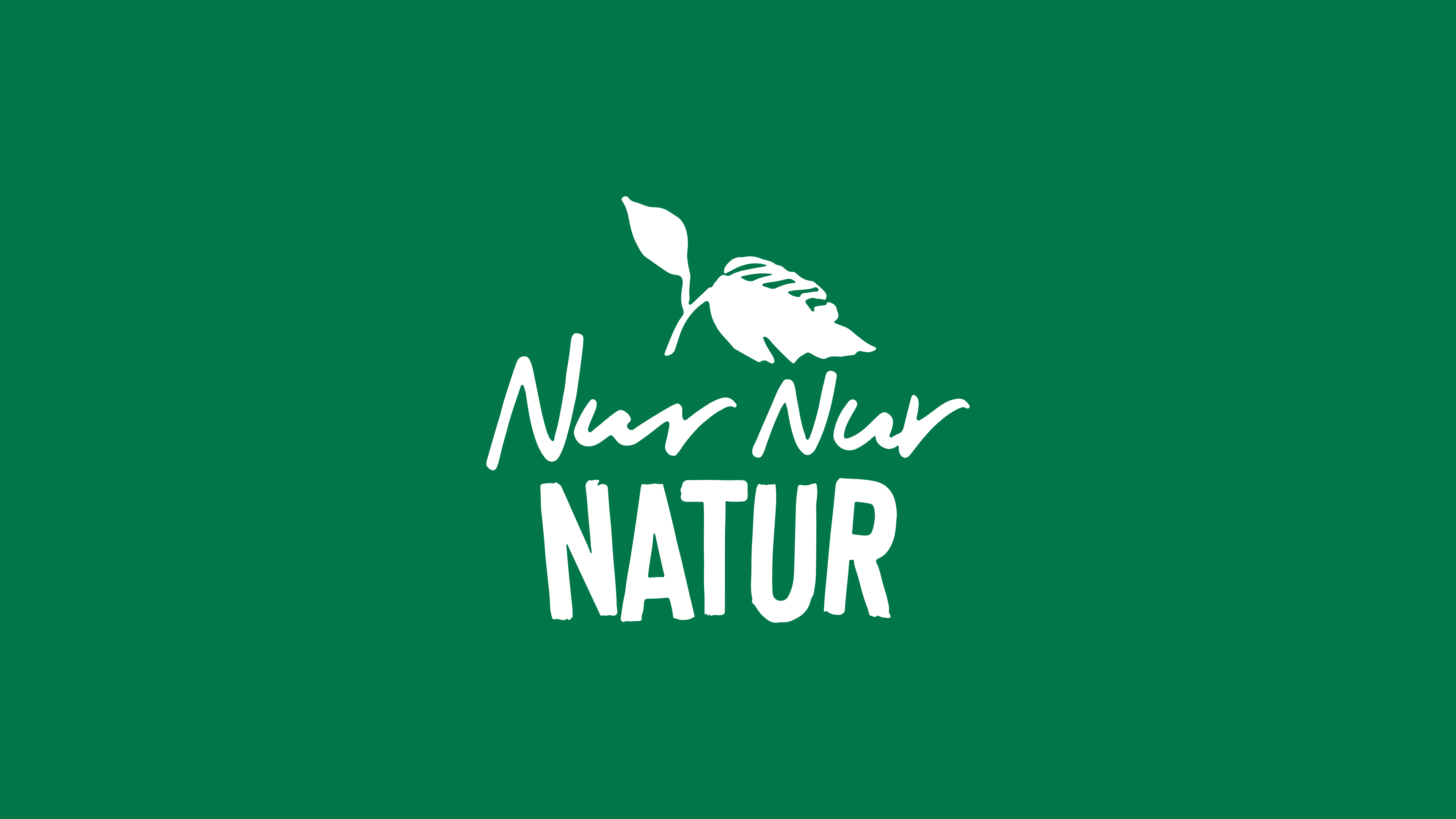 NUR NUR NATUR Logo in weiß auf grünem Hintergrund.