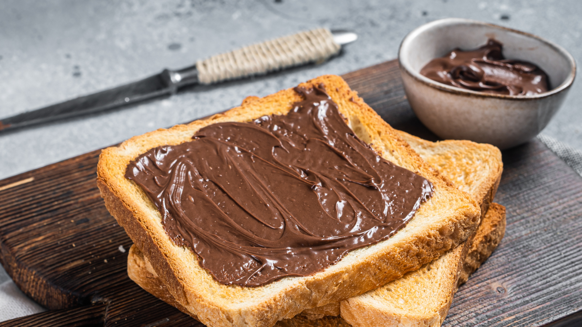 Getoastetes Brot mit Nuss-Nougat-Creme und Schale.