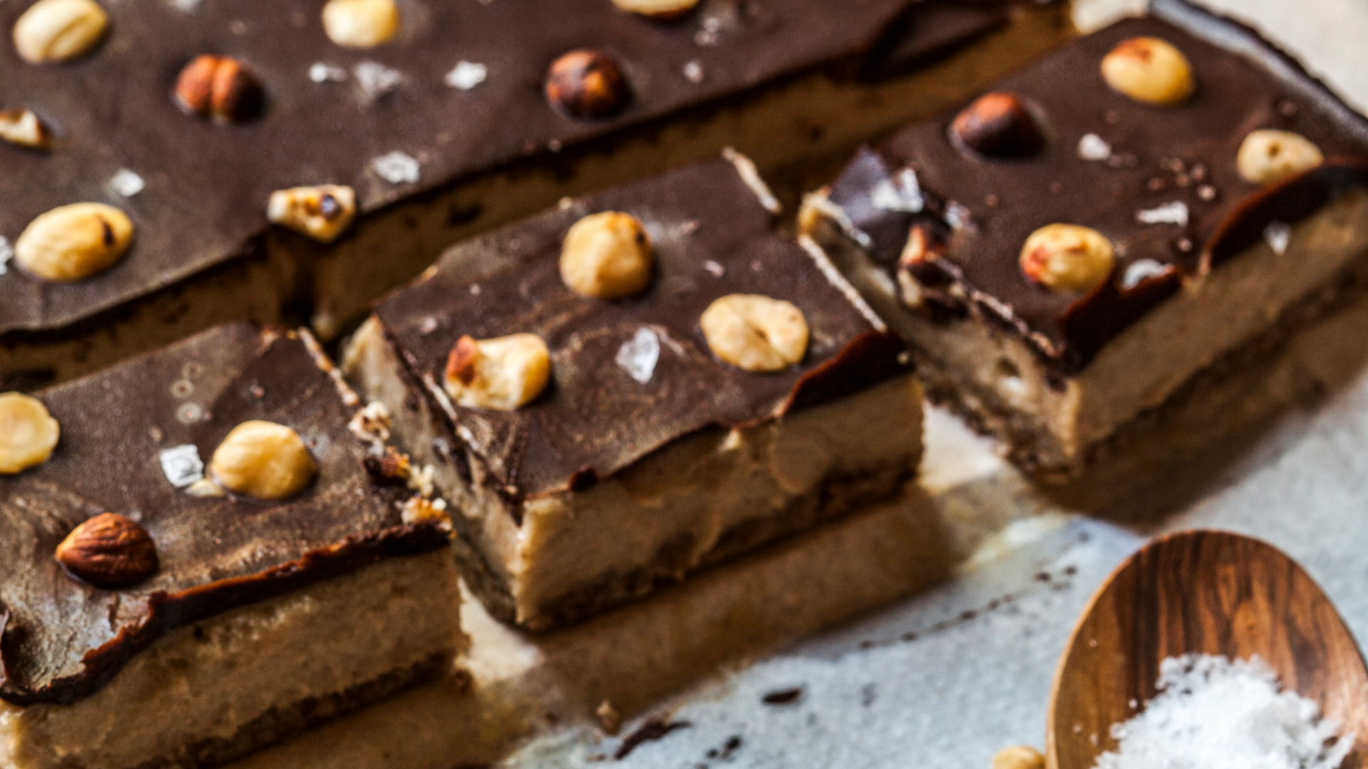 Drei Schokoladen-Nugat-Riegel mit Haselnüssen und Meersalz.