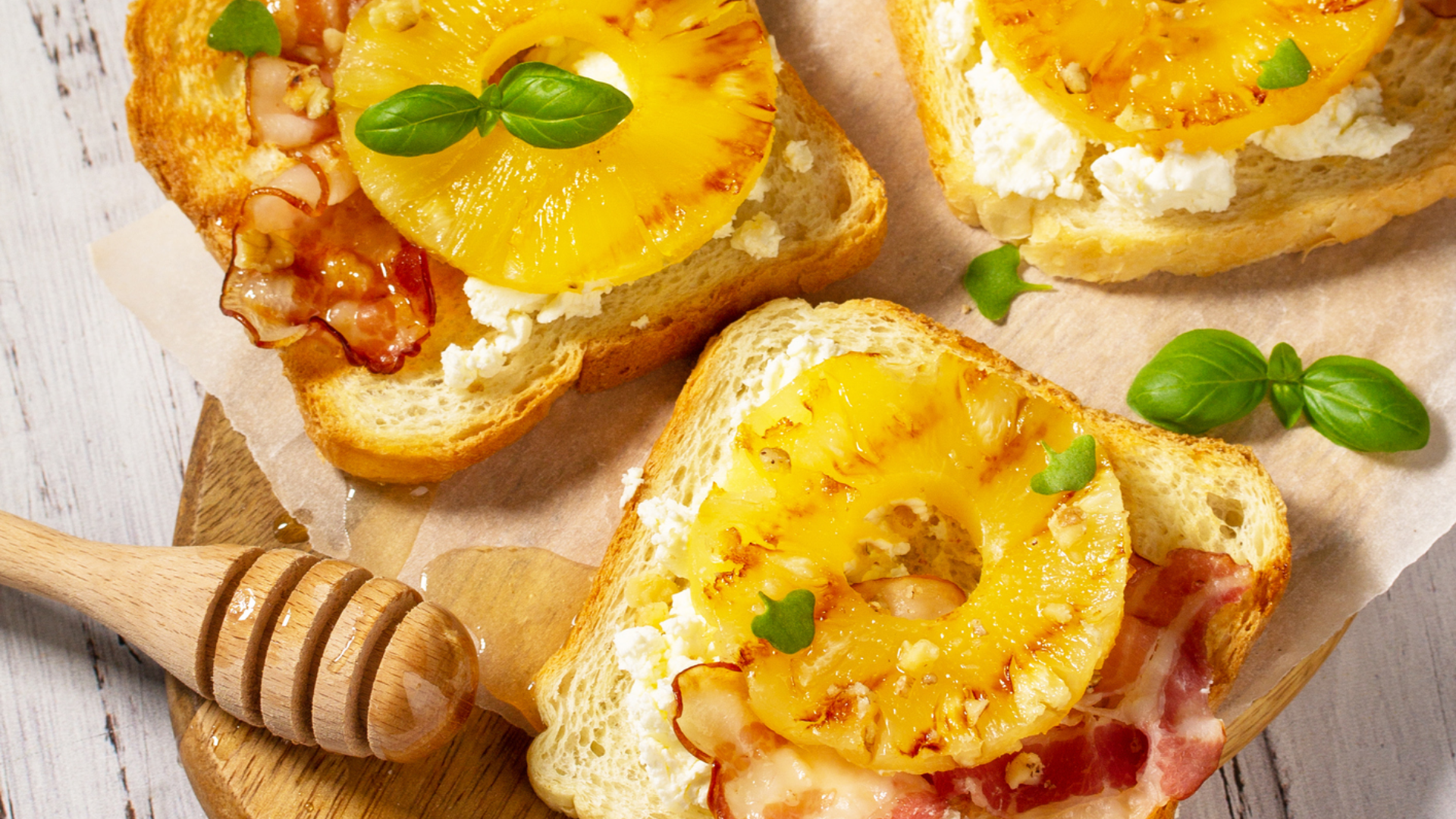 Ananas-Toast mit Frischkäse, Speck und Honig.