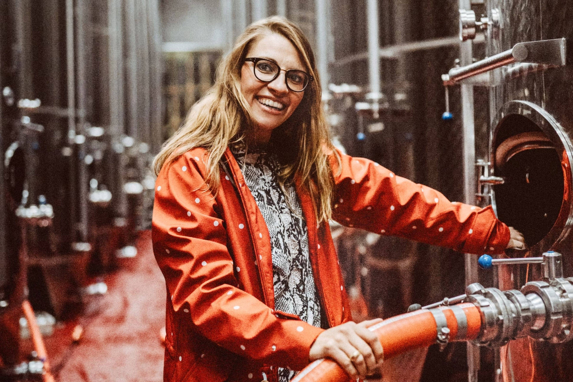 Pfälzer Winzerin Julia Lergenmüller bei der Arbeit zwischen großen Weinzubern.