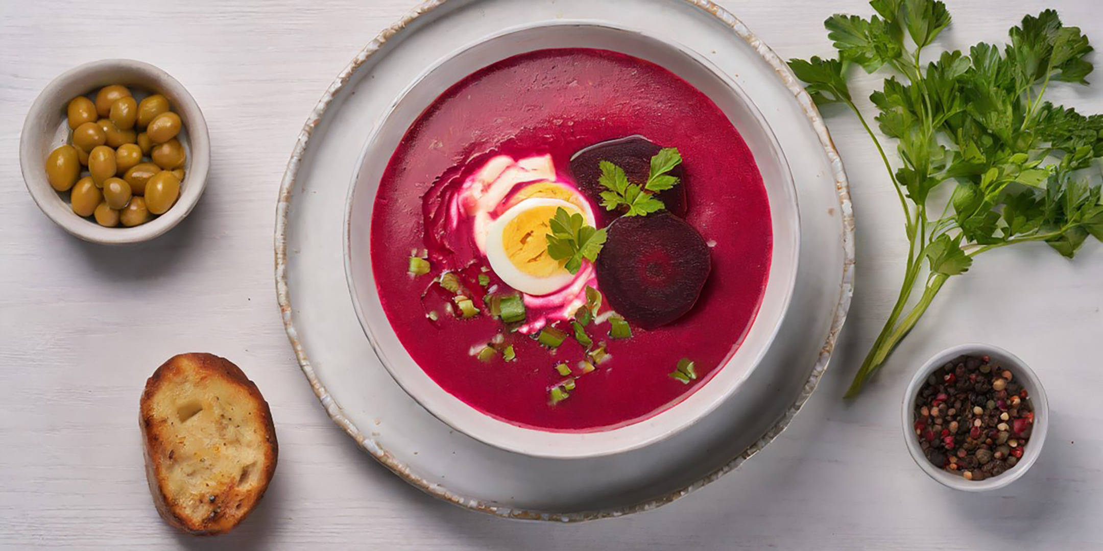 Rote Bete Suppe mit Ei, Sahne und Beilagen.