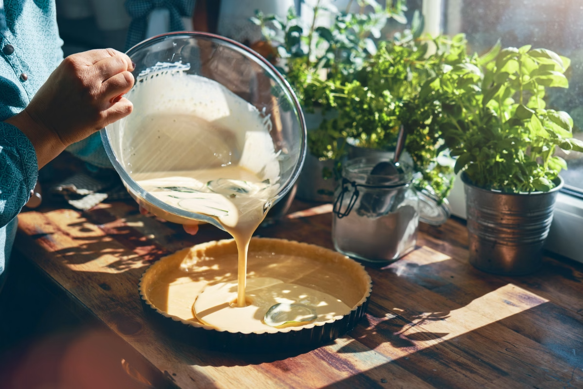 Quiche-Teigmasse wird in die Form gegossen