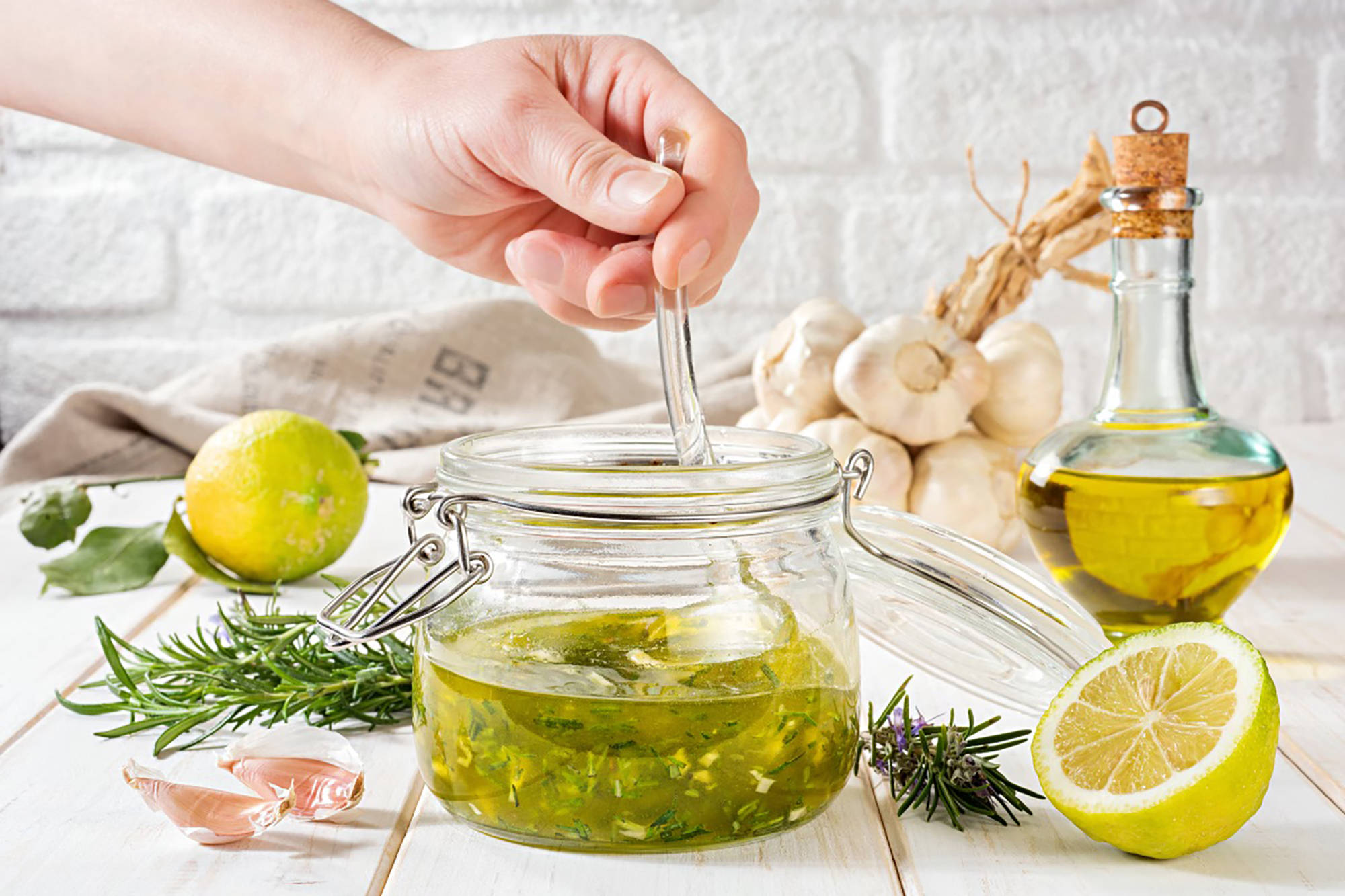 Jemand bereite ein Kräuteröl aus Resten von Kräutern zu.