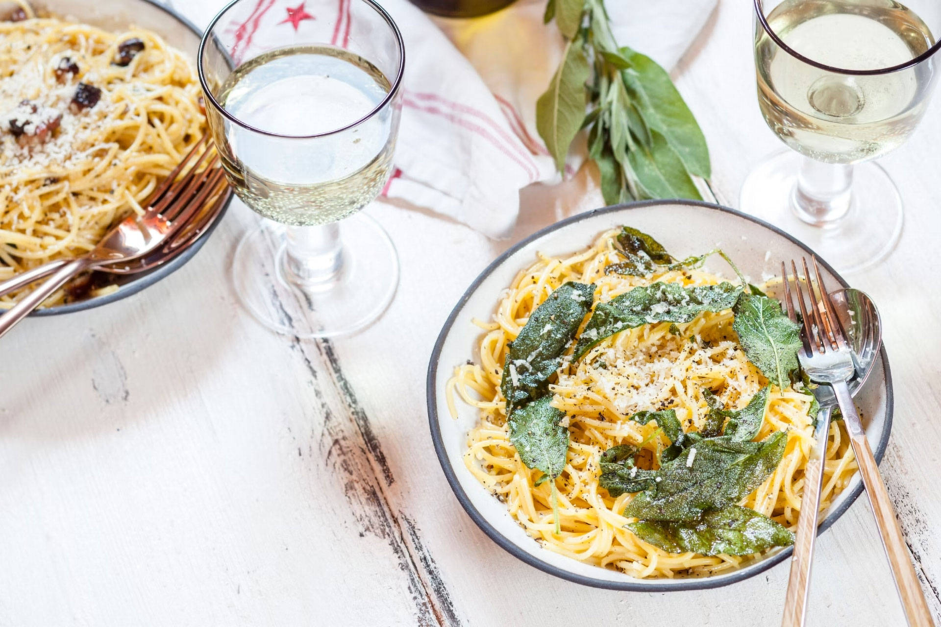Eine Portion Spaghetti auf einem Tisch.