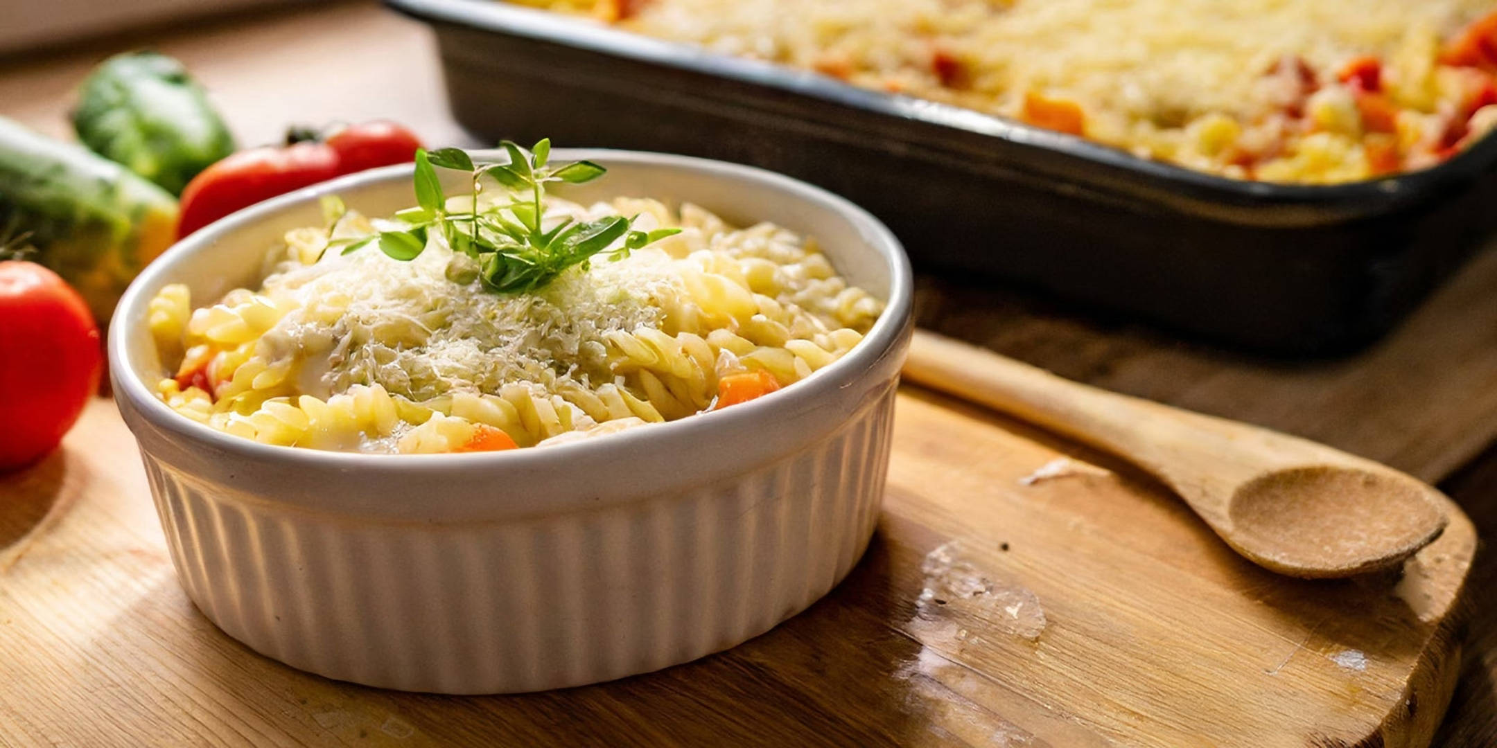 Nudeln mit Käse und Kräutern in weißer Schale.