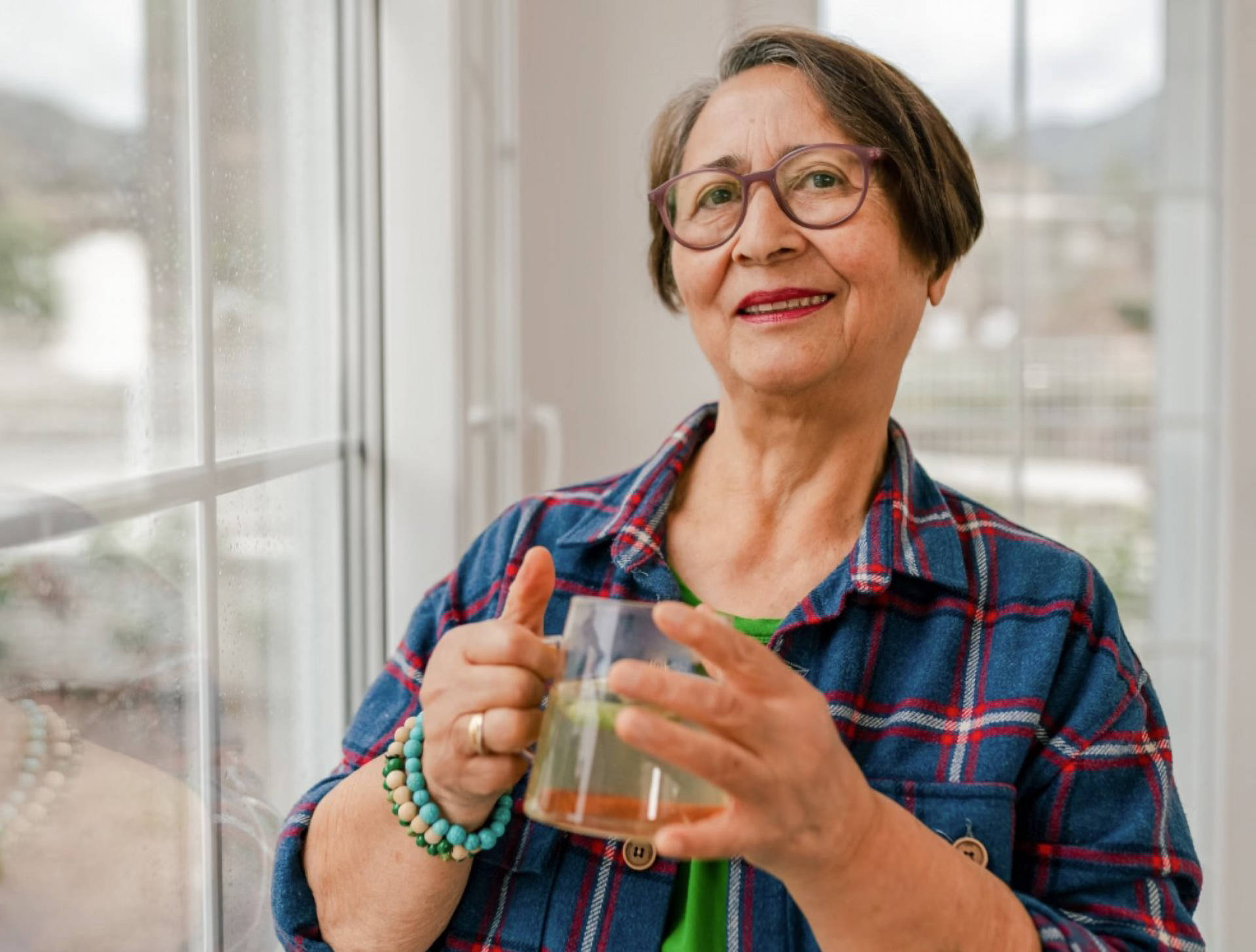 Eine Frau mit einem vitaminreichen Saft.