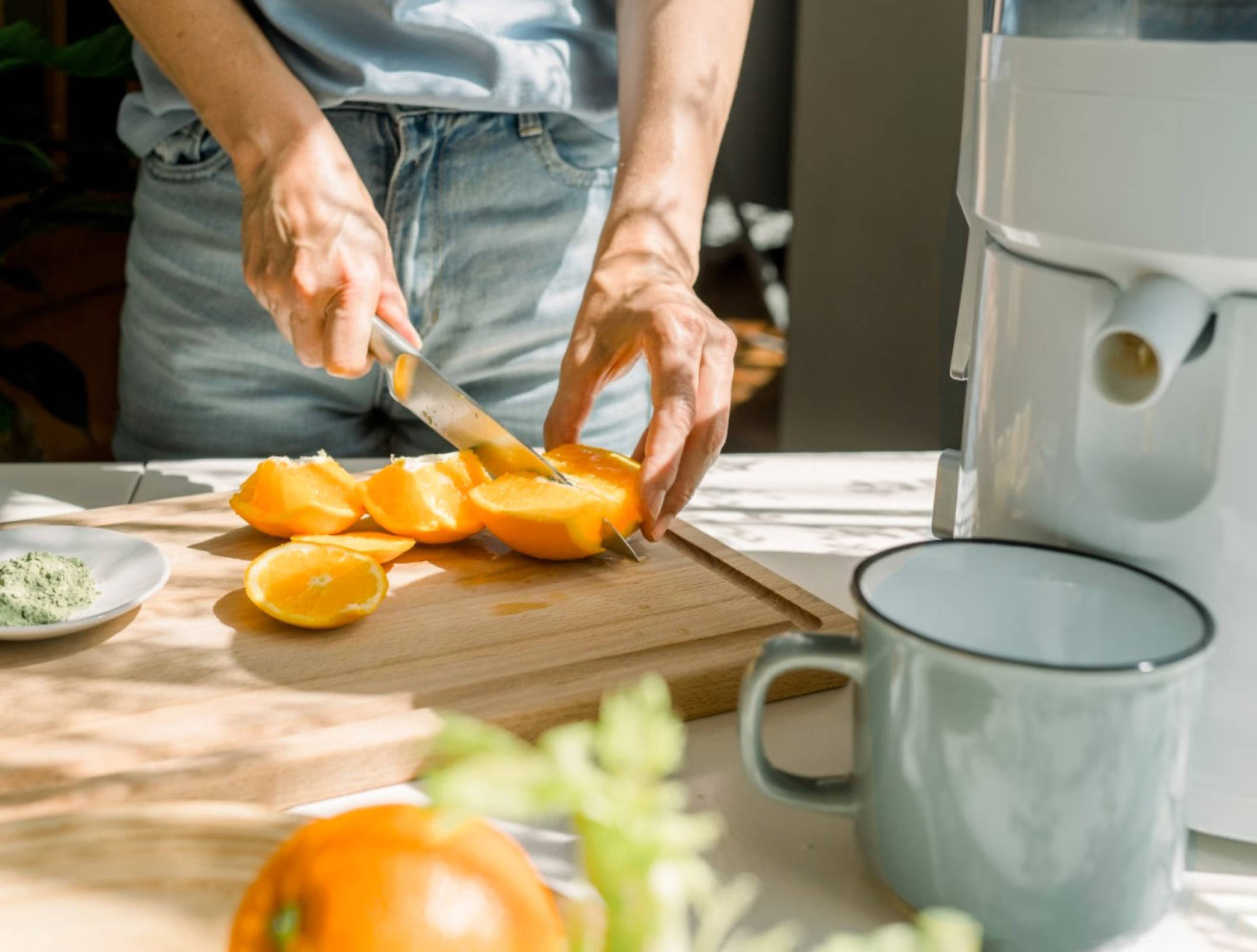 Eine Person schneidet frisches Obst auf einem Holzbrett
