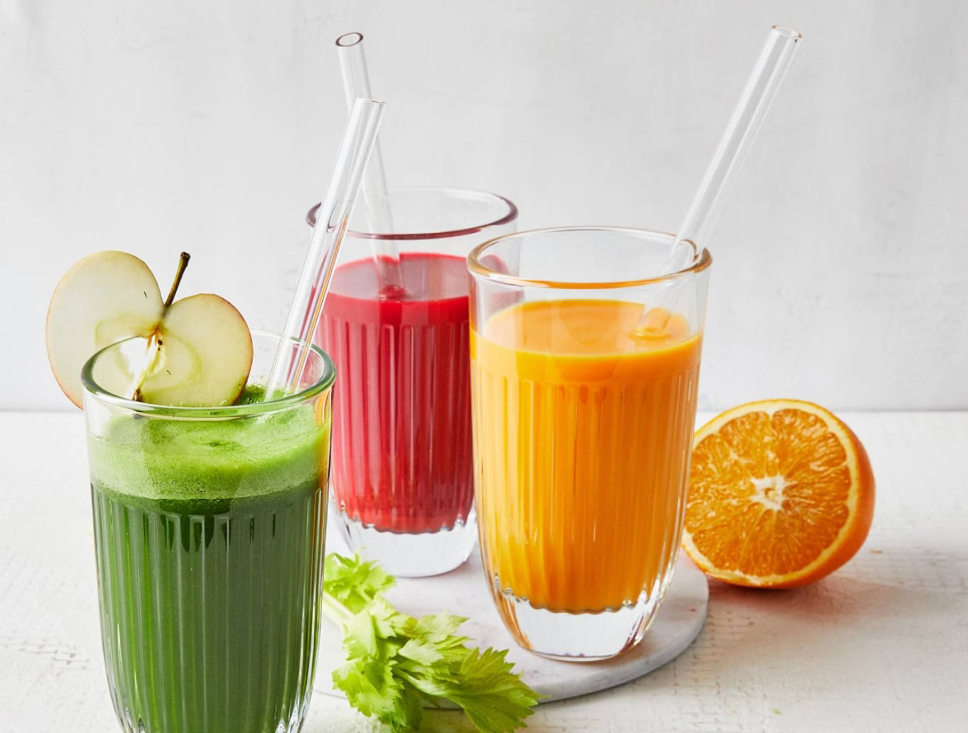 Drei Detox-Säfte aus Obst und Gemüse.
