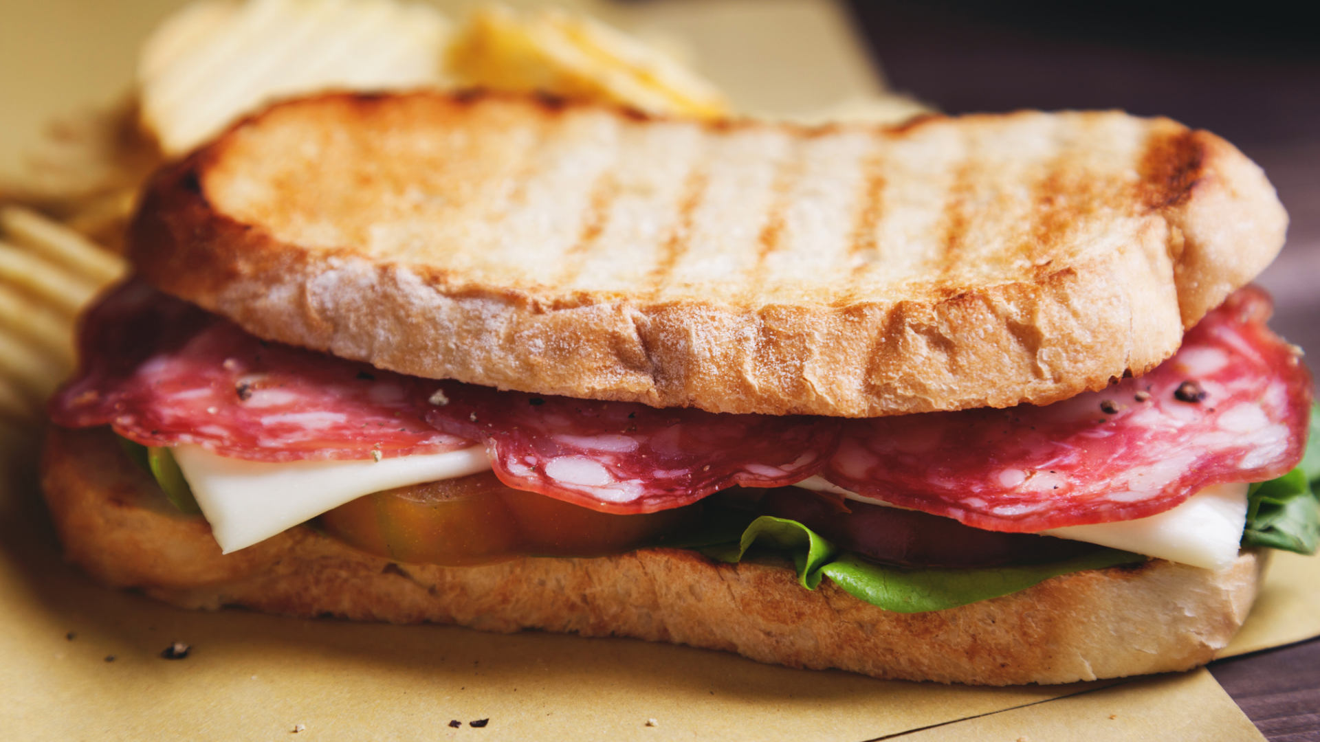 Getoastetes Salami-Käse-Sandwich mit Gemüse.