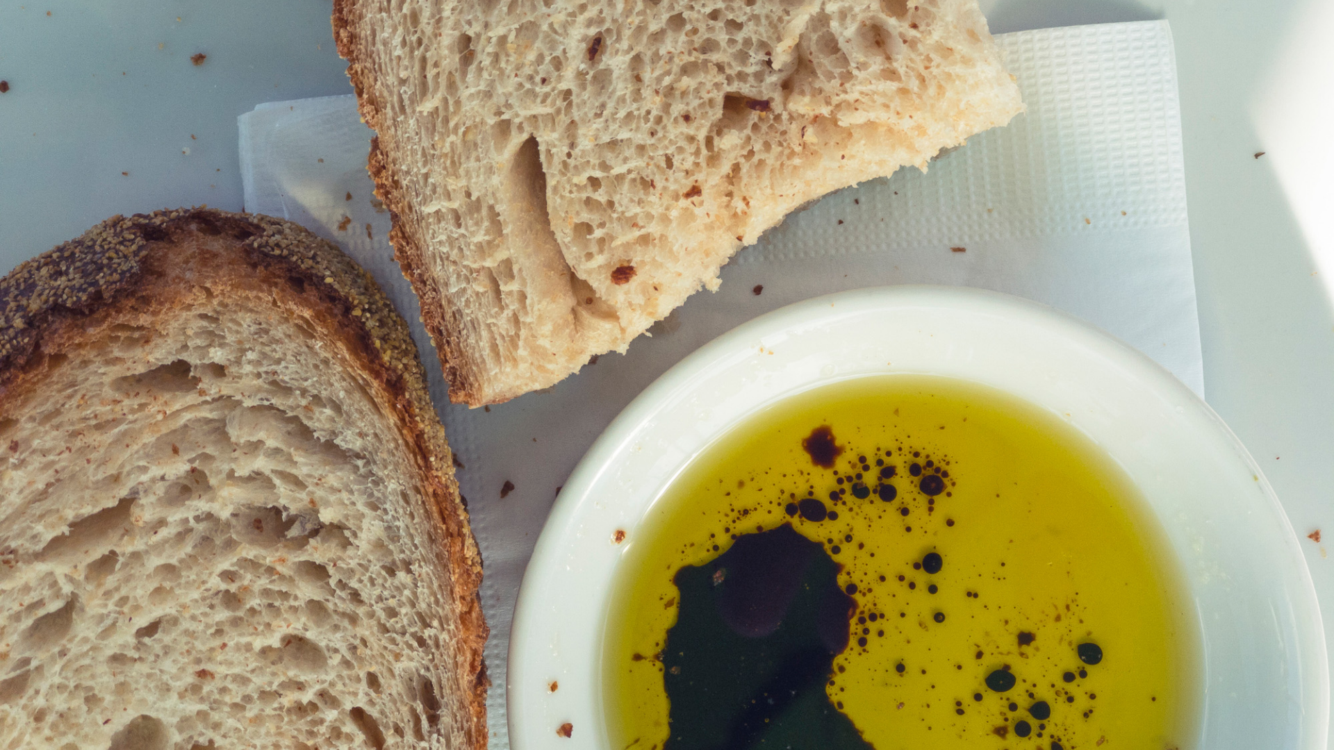 Brotscheiben mit Olivenöl und Balsamico.