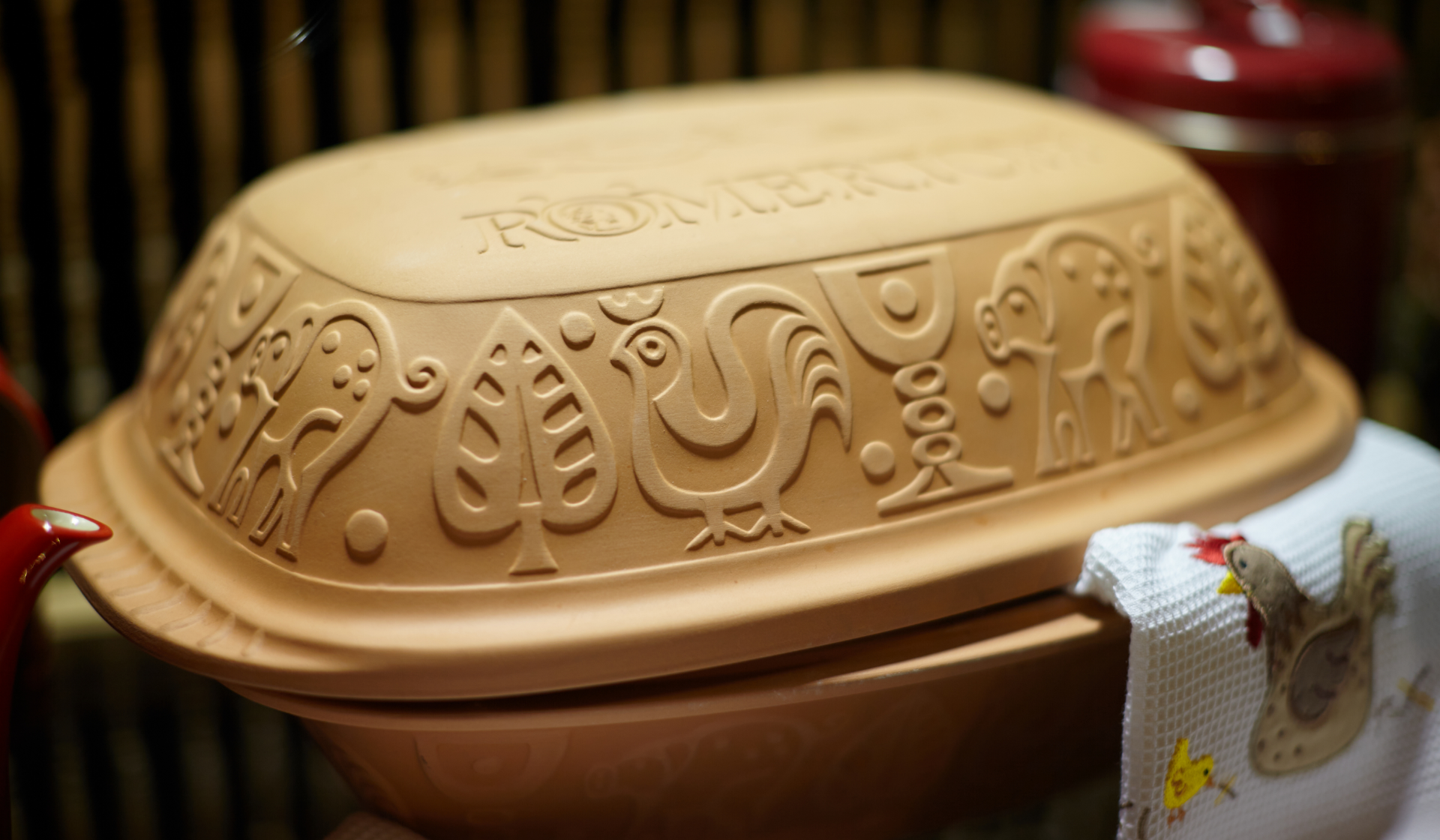 Ein kunstvoll verzierter Römertopf.