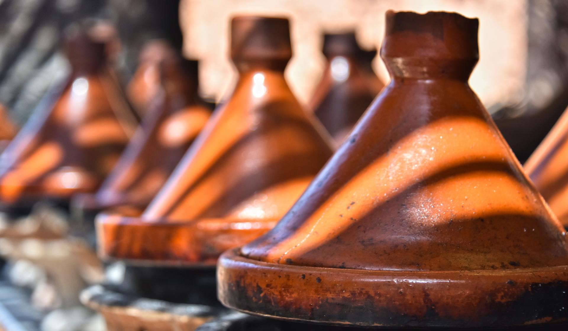 Ein pyramidenförmiger Tajine aus Ton.