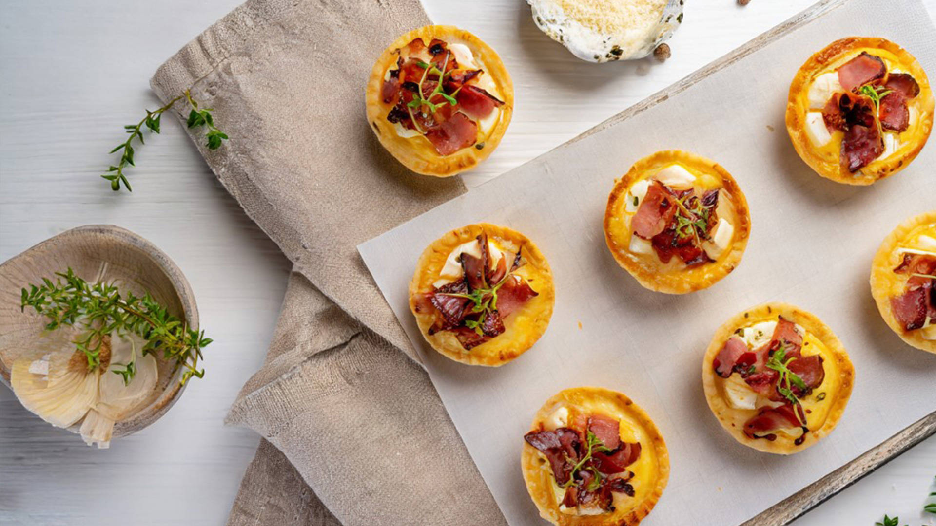 Herzhafte Mini-Törtchen mit Speck, Käse und Thymian.