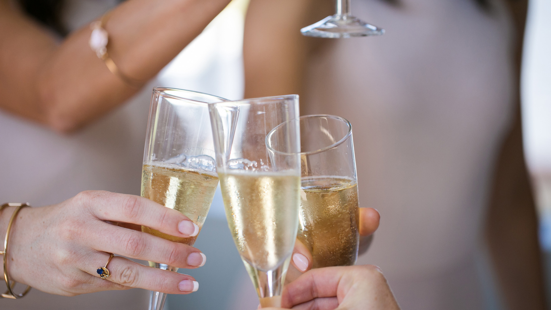 Nahaufnahme von Sektgläsern beim Anstoßen.