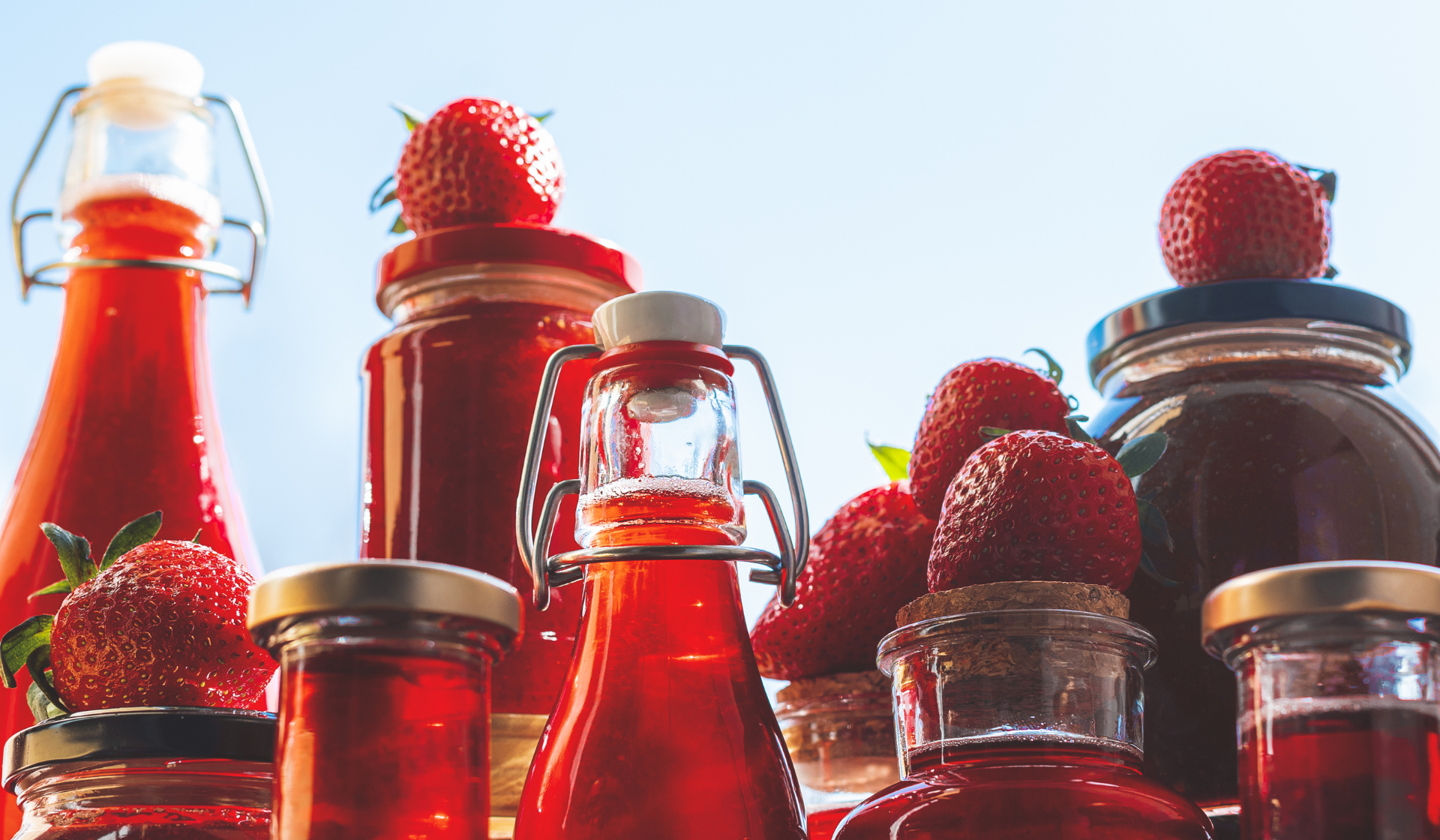 Frische Erdbeeren mit rotem Sirup und Konfitüre.