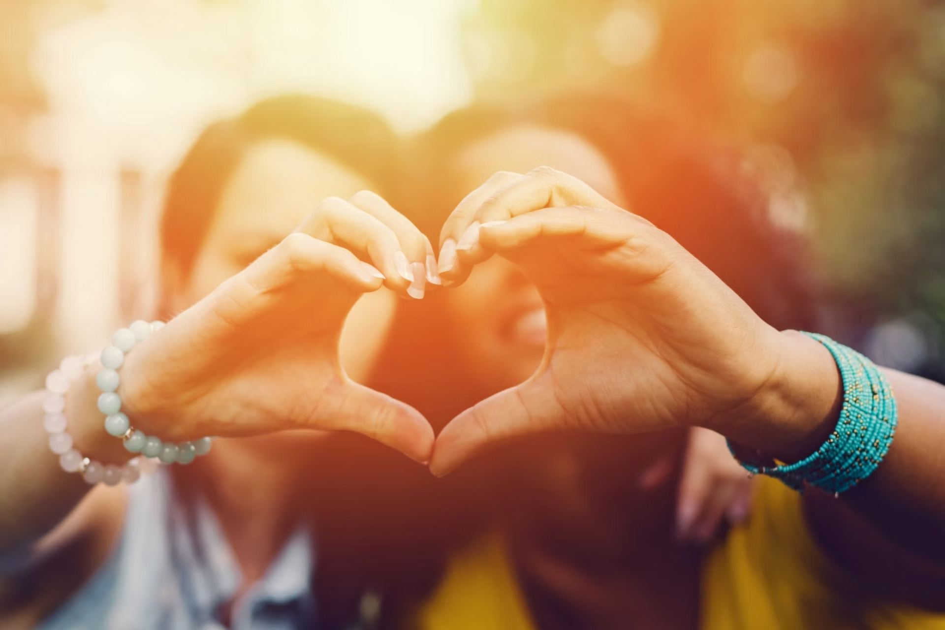 Zwei Frauen formen ihre Hände gemeinsam zu einem Herz.