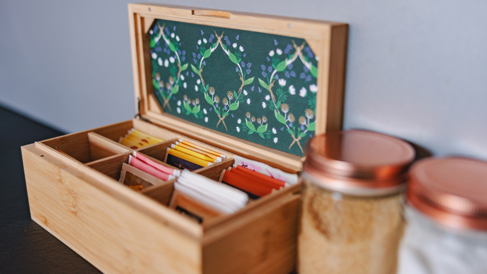 Geöffnete Tee-Box aus Bambus mit Teebeuteln gefüllt.